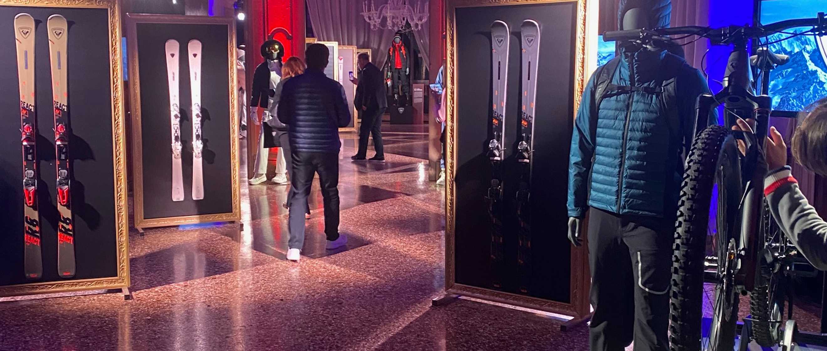 mostra di sci e bici rossignol in una sala di un palazzo veneziano