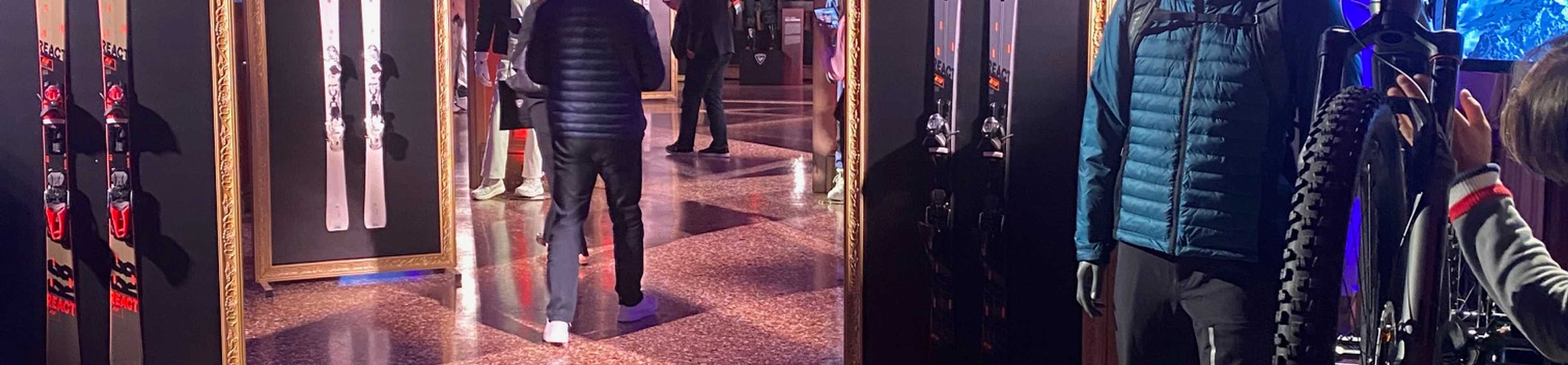 mostra di sci e bici rossignol in una sala di un palazzo veneziano