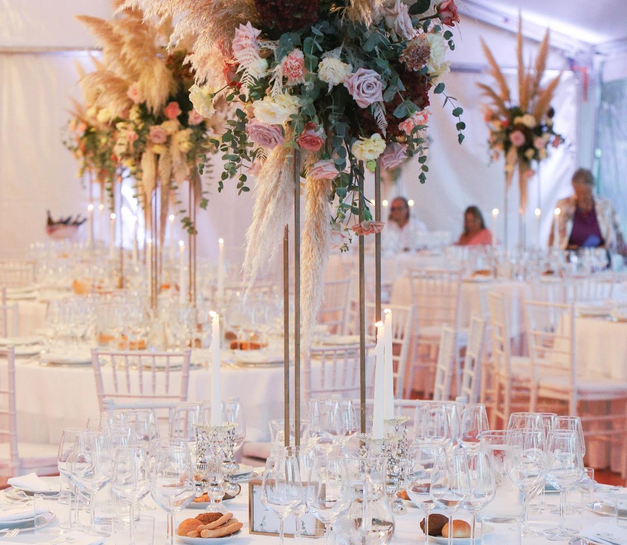 un vaso con alcuni fiori sul tavolo