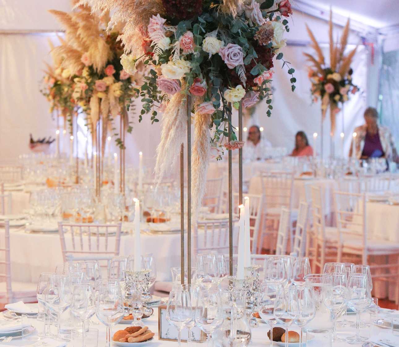 un vaso con alcuni fiori sul tavolo