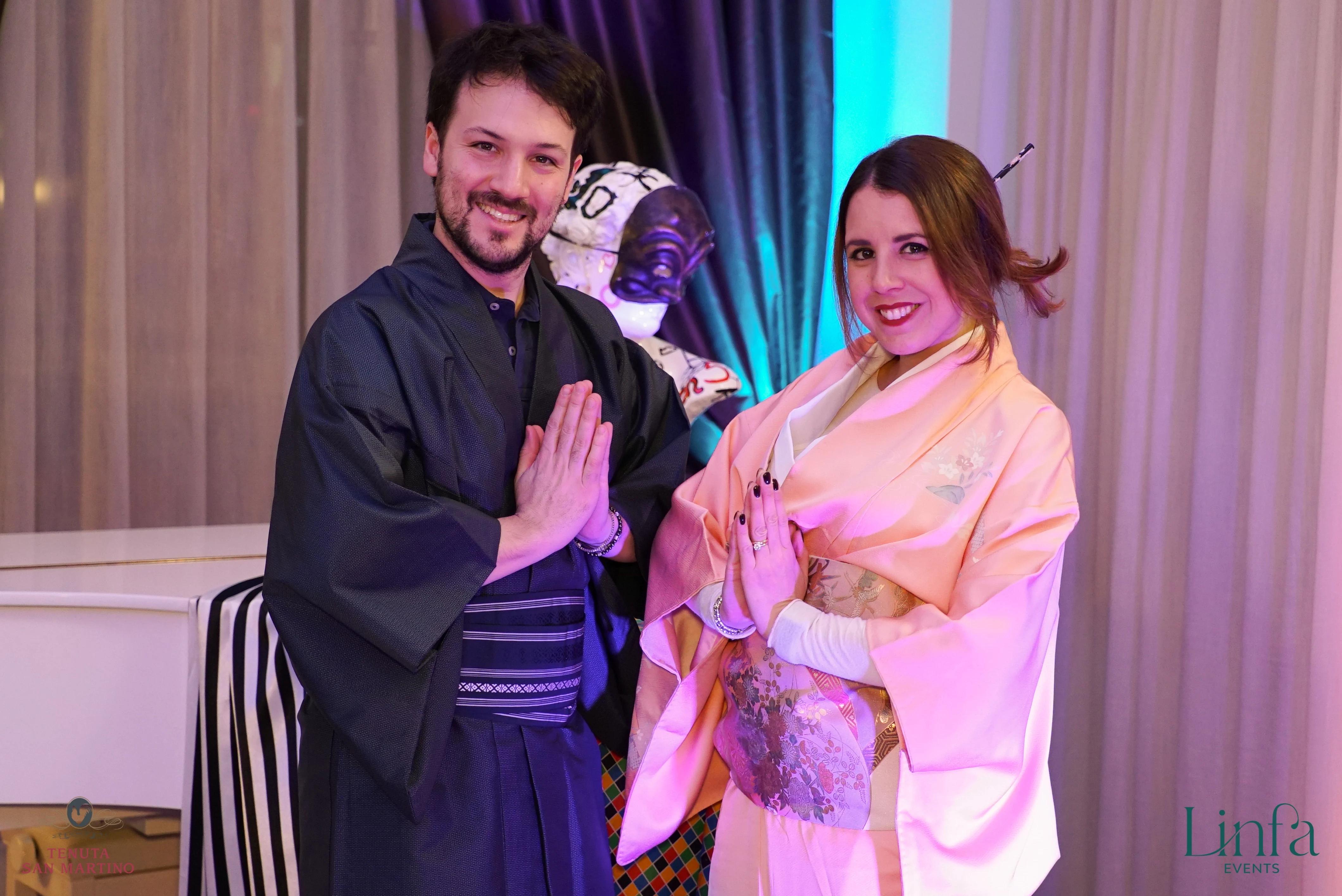 coppia vestita in maschera