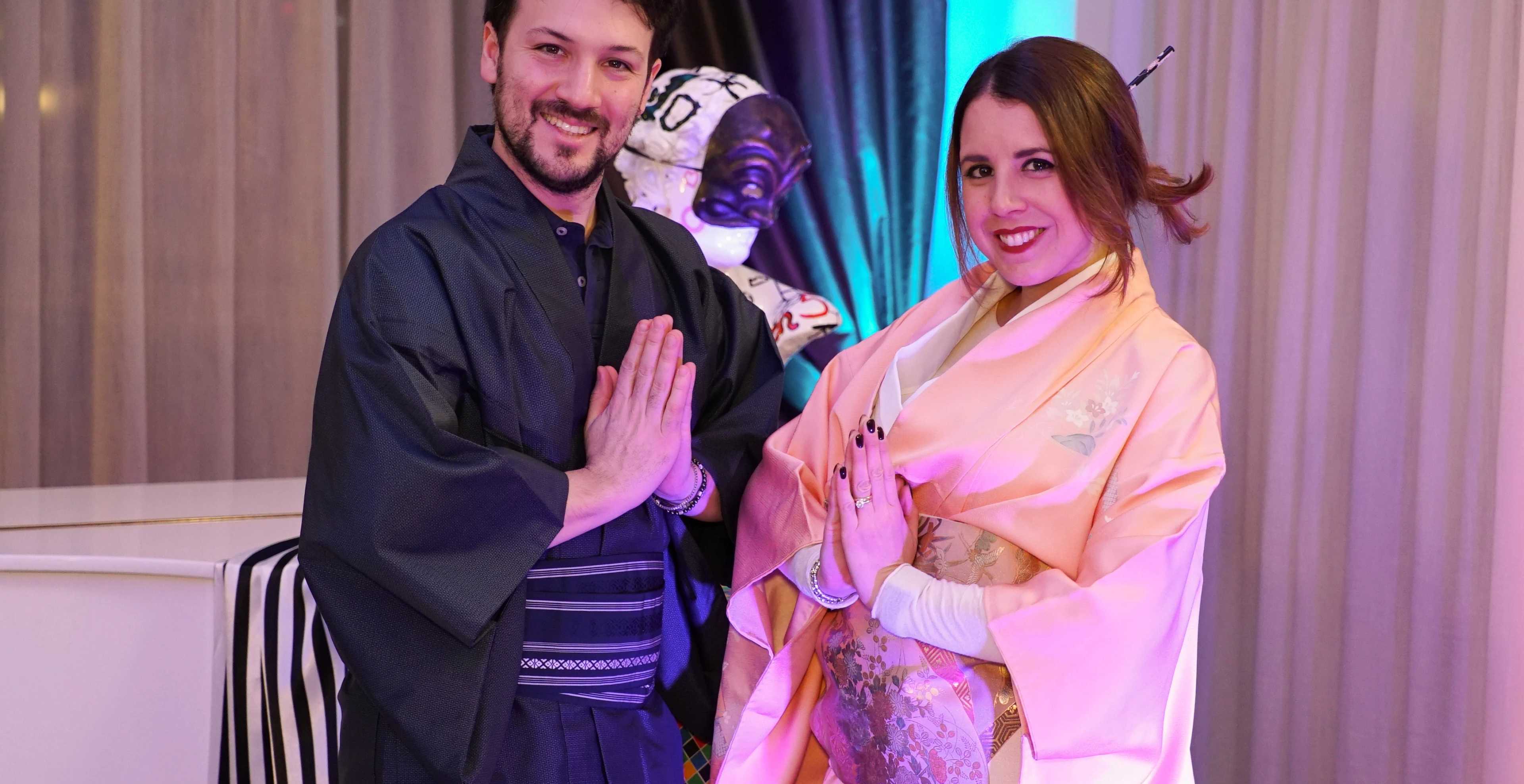 coppia vestita in maschera