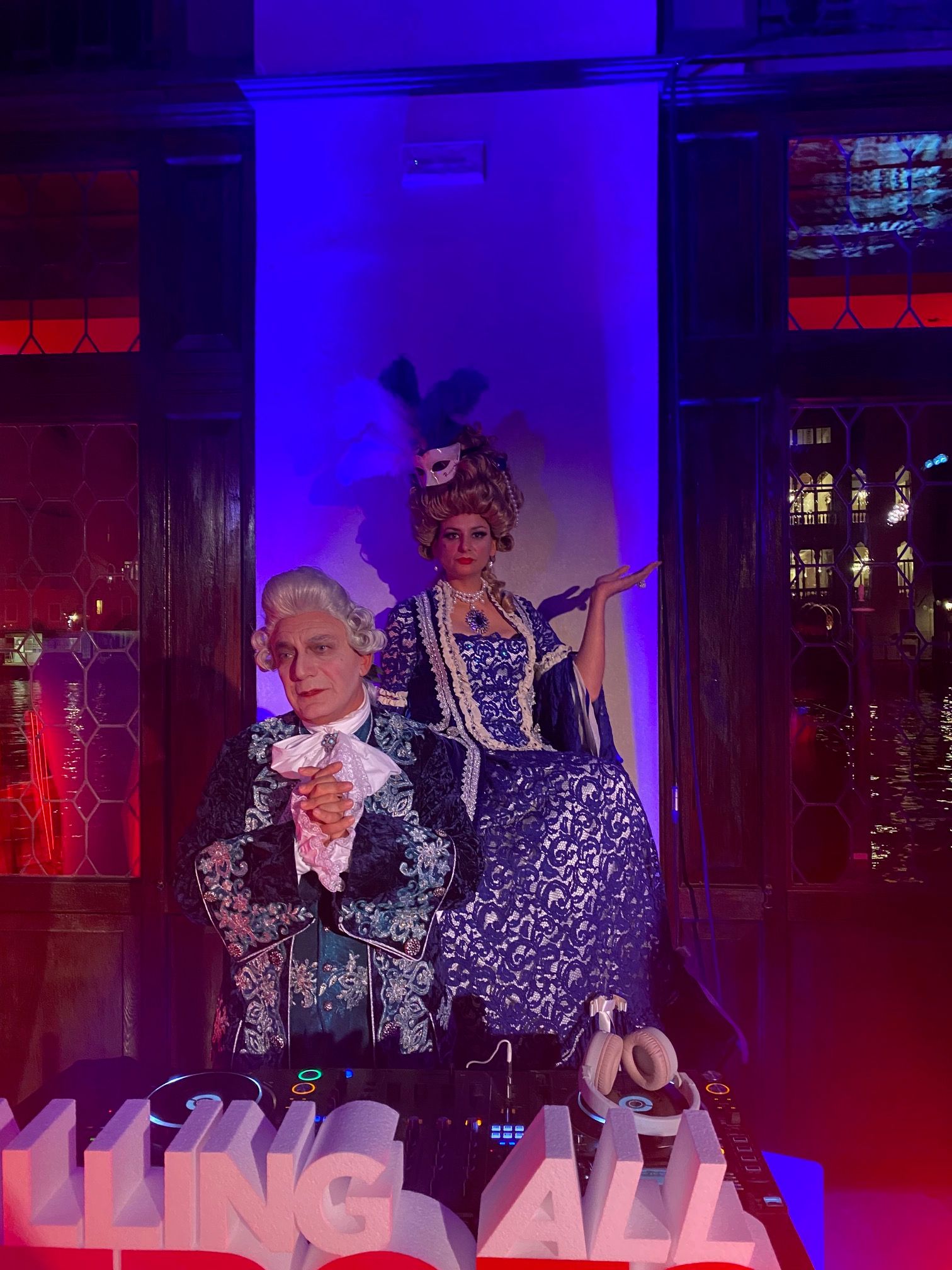 due attori vestiti con vestiti tipici veneziani