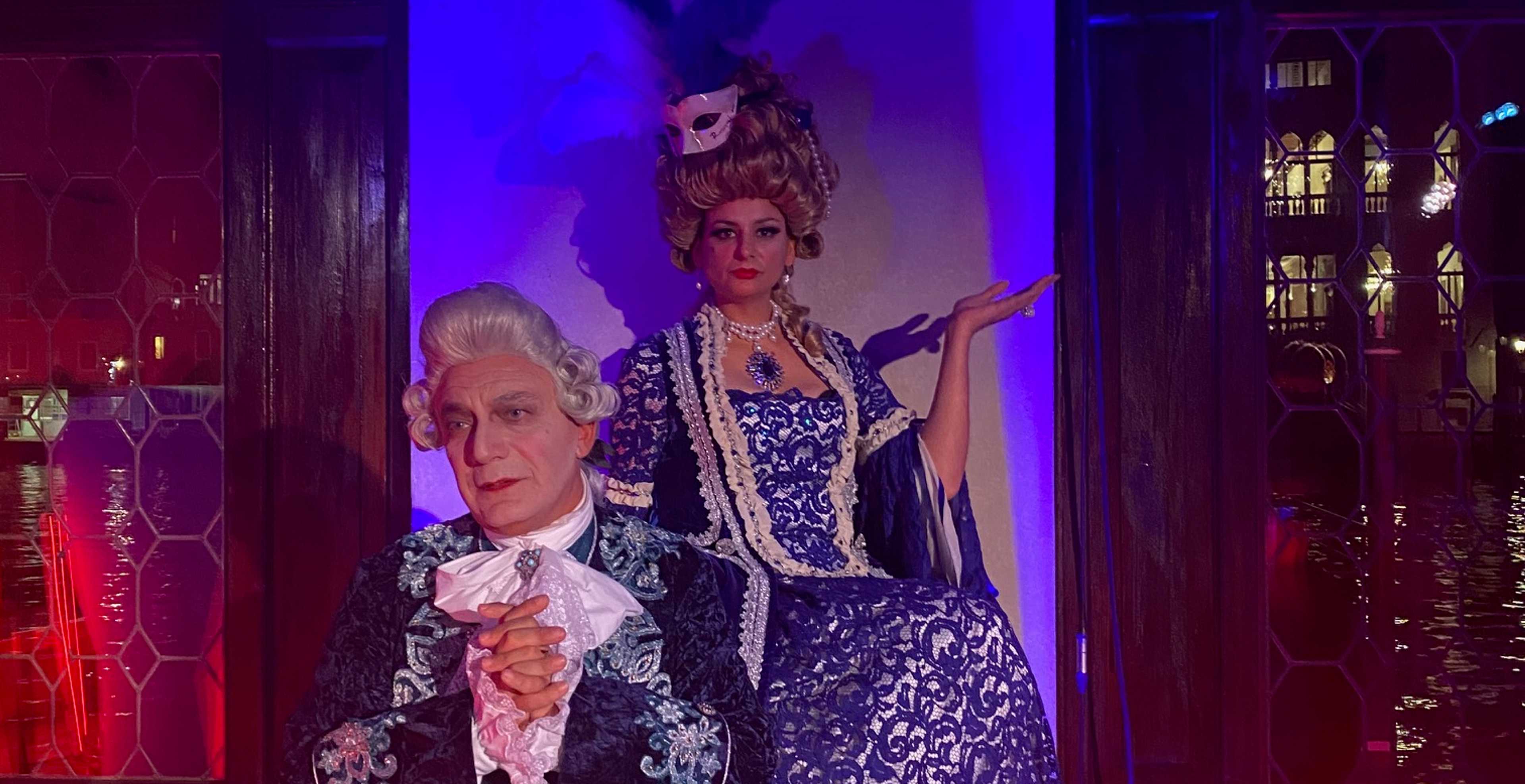 due attori vestiti con vestiti tipici veneziani