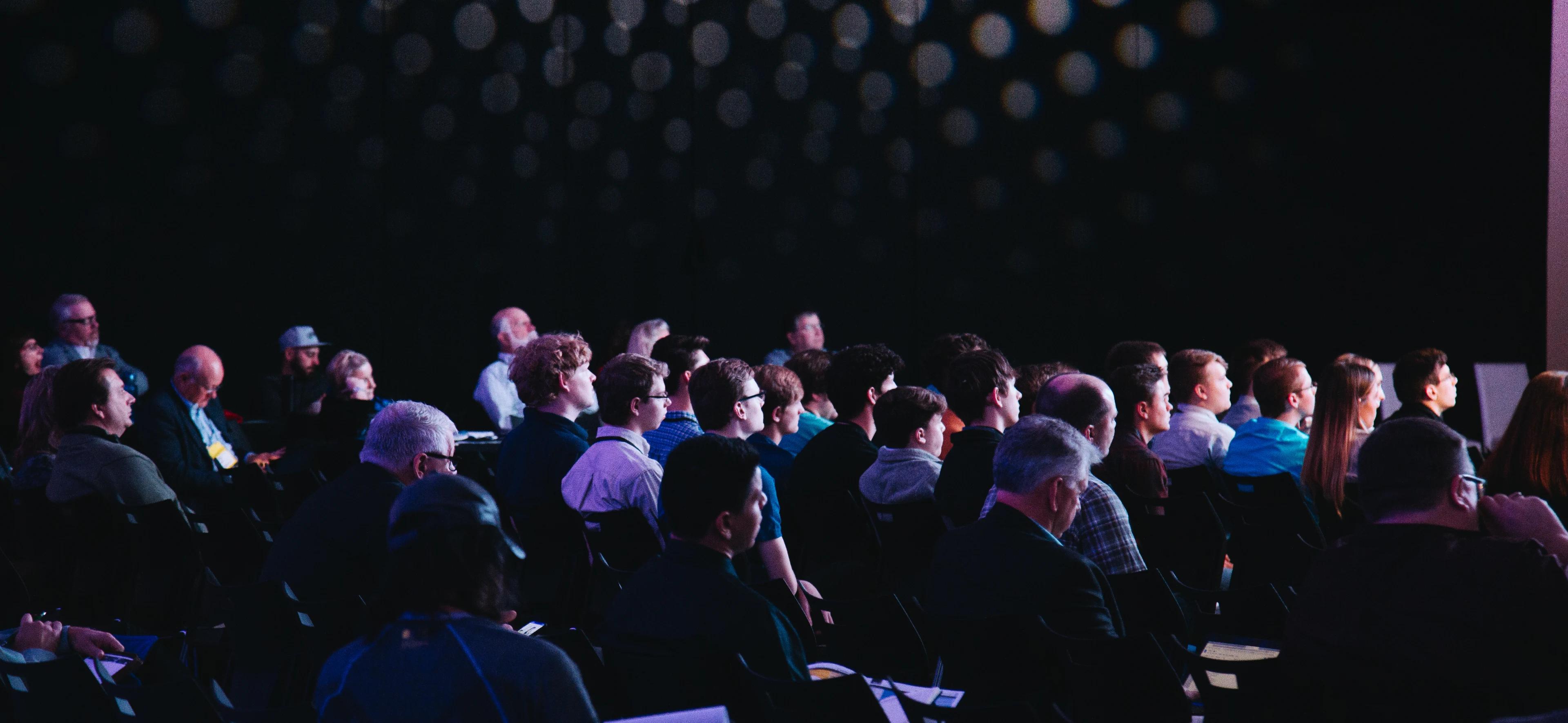 alcune persone sedute su delle sedie