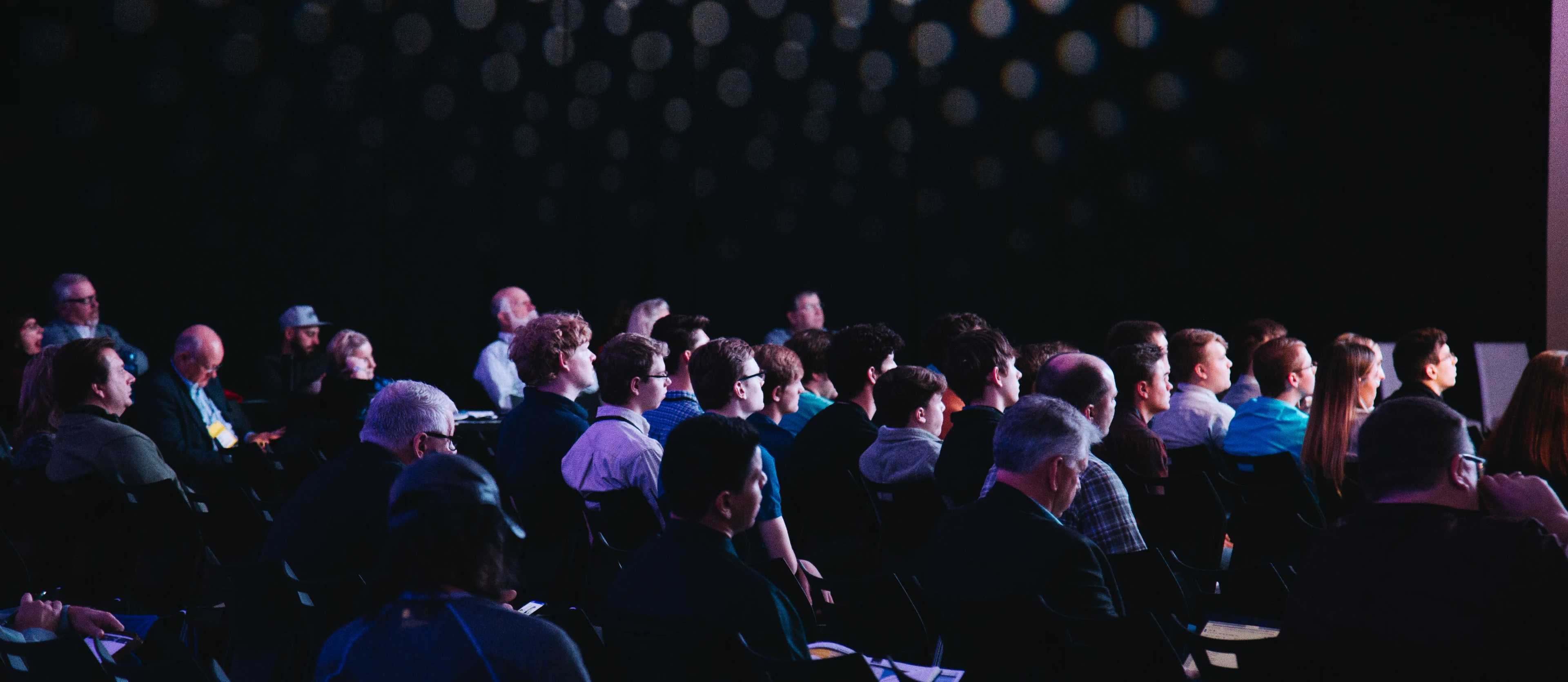 alcune persone sedute su delle sedie