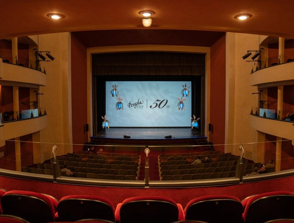 un teatro con uno schermo e delle sedie