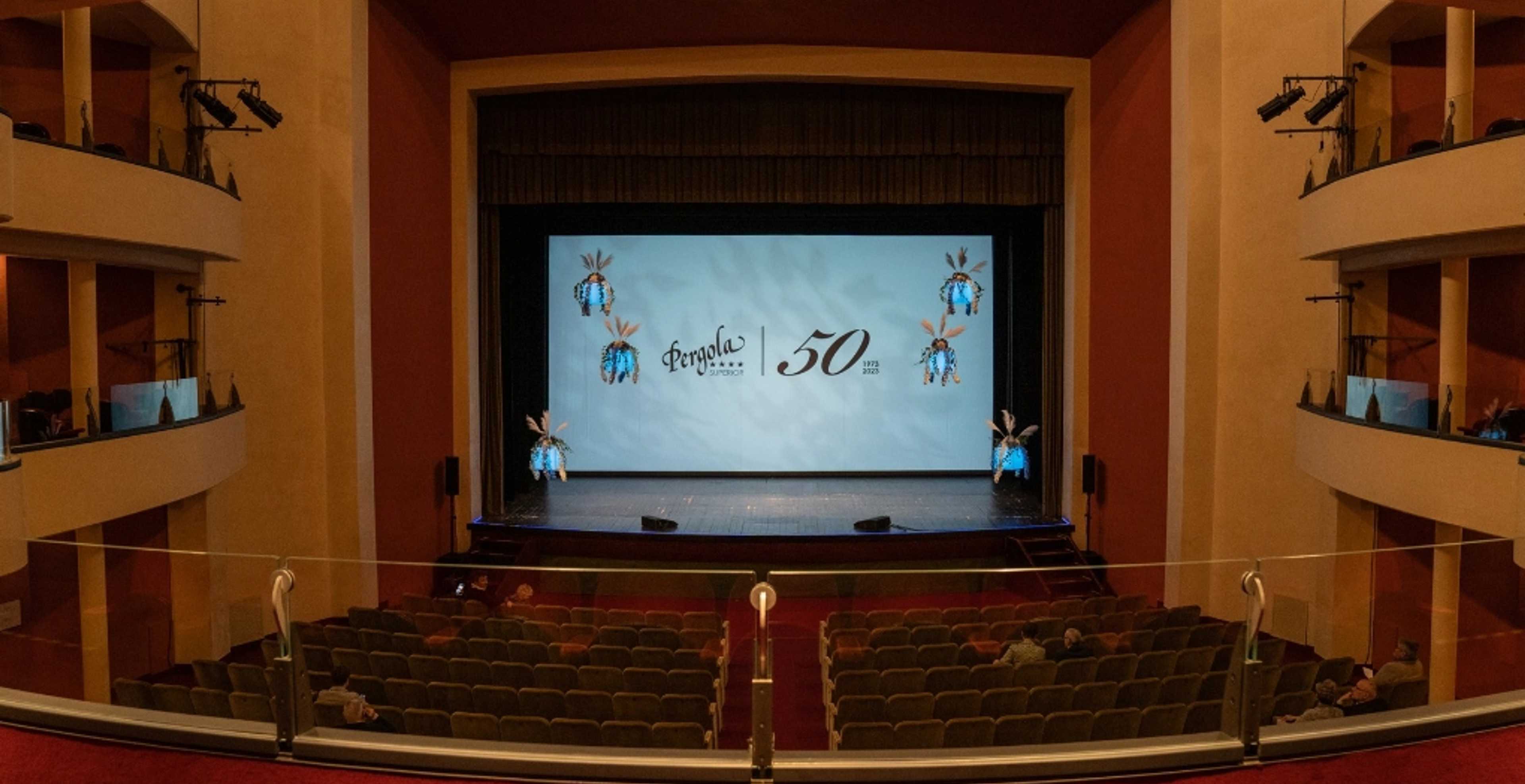 un teatro con uno schermo e delle sedie