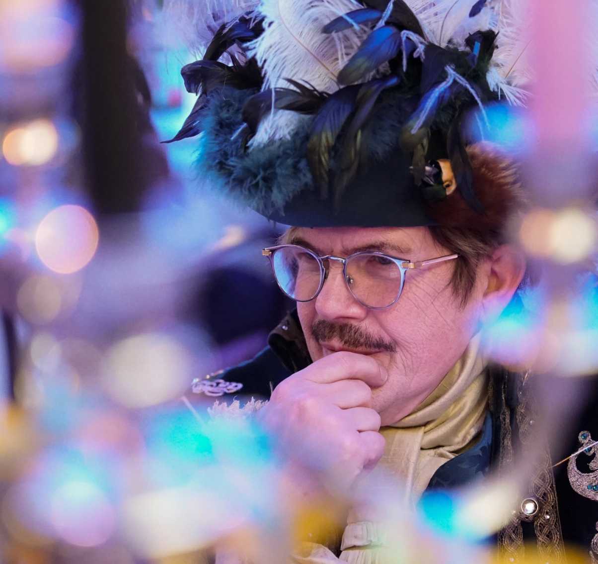 una persona con un cappello