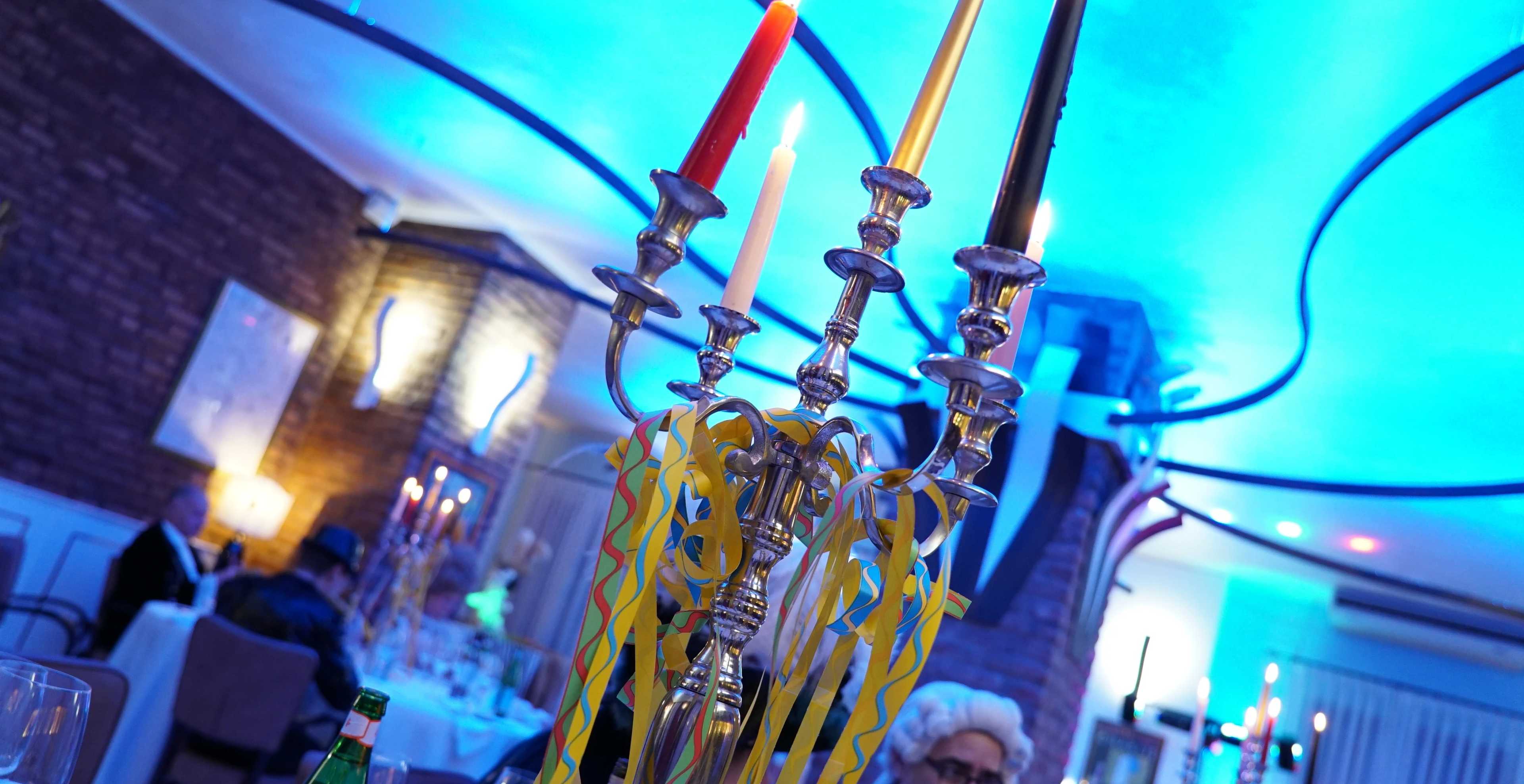 candelabro con decorazioni