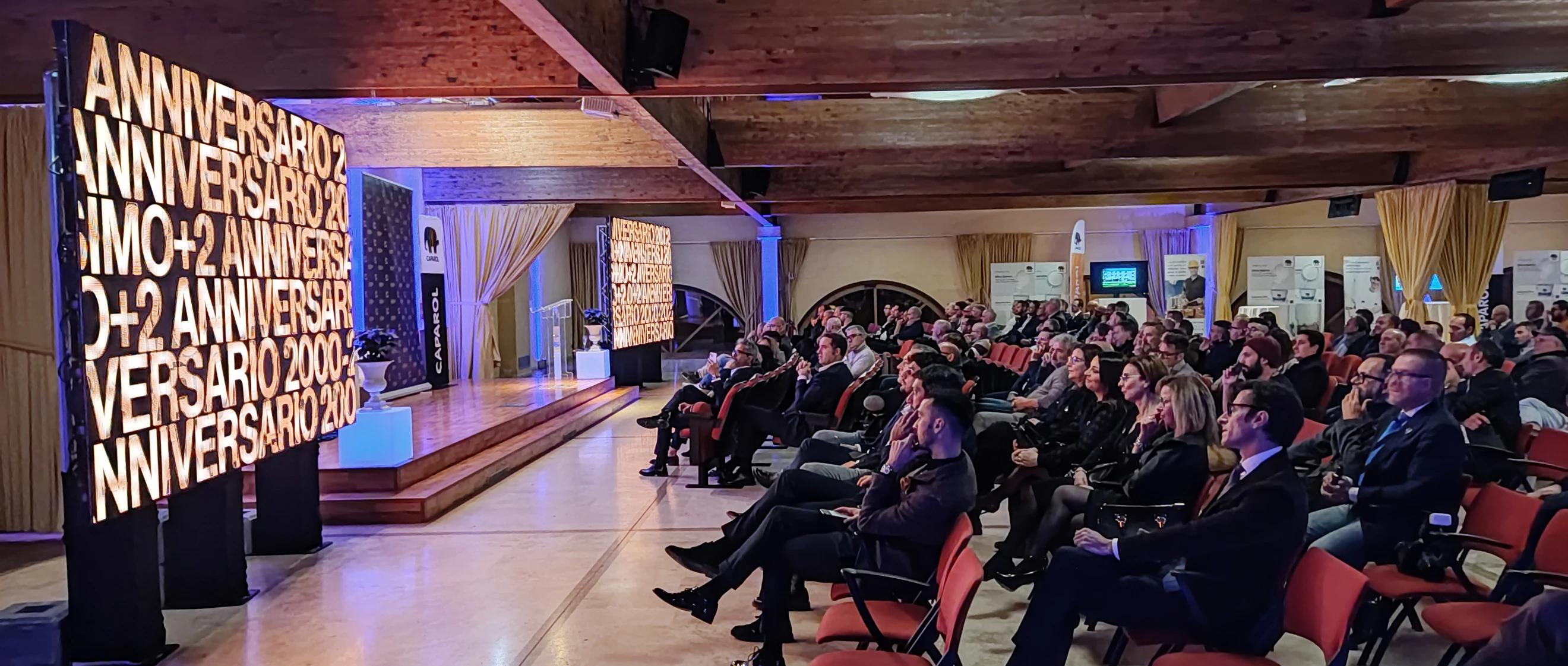 un gruppo di persone sedute davanti un palco