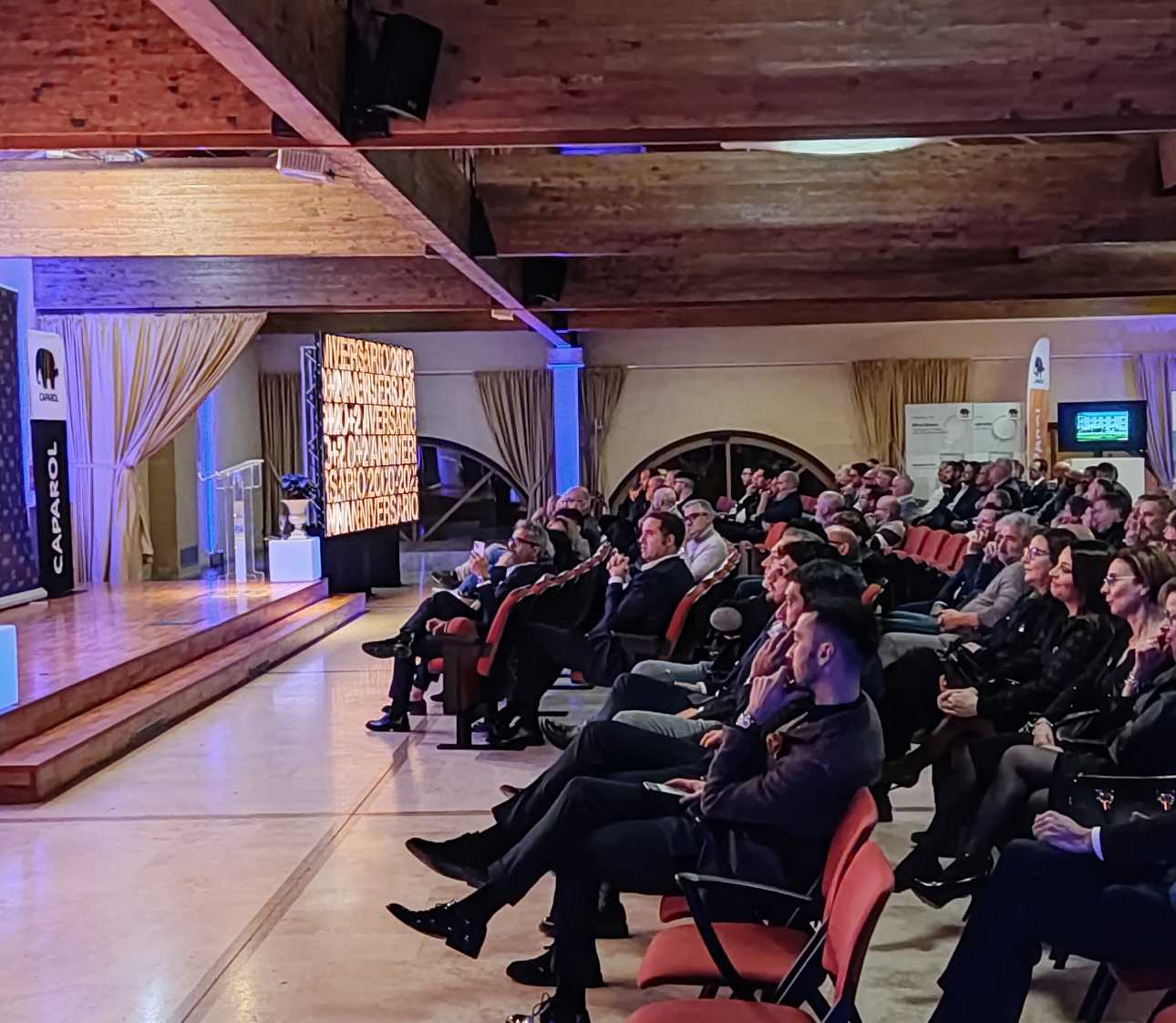 un gruppo di persone sedute davanti un palco