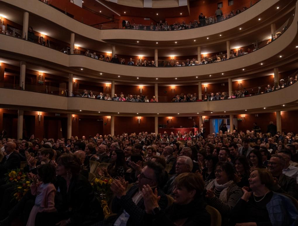 un teatro con alcune persone
