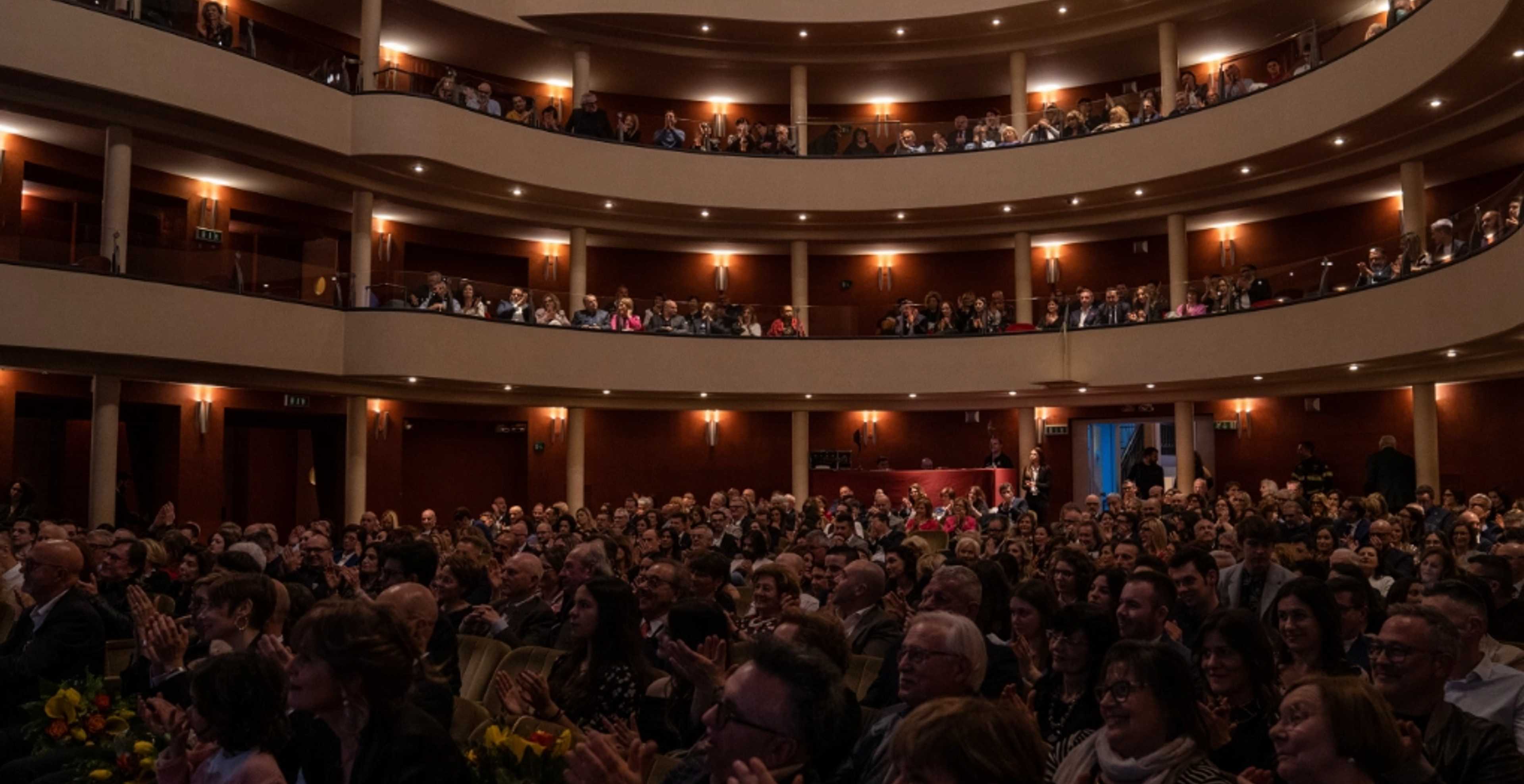 un teatro con alcune persone