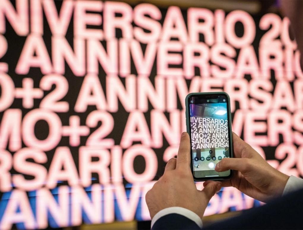 una persona con in mano un telefono che sta scattando una foto