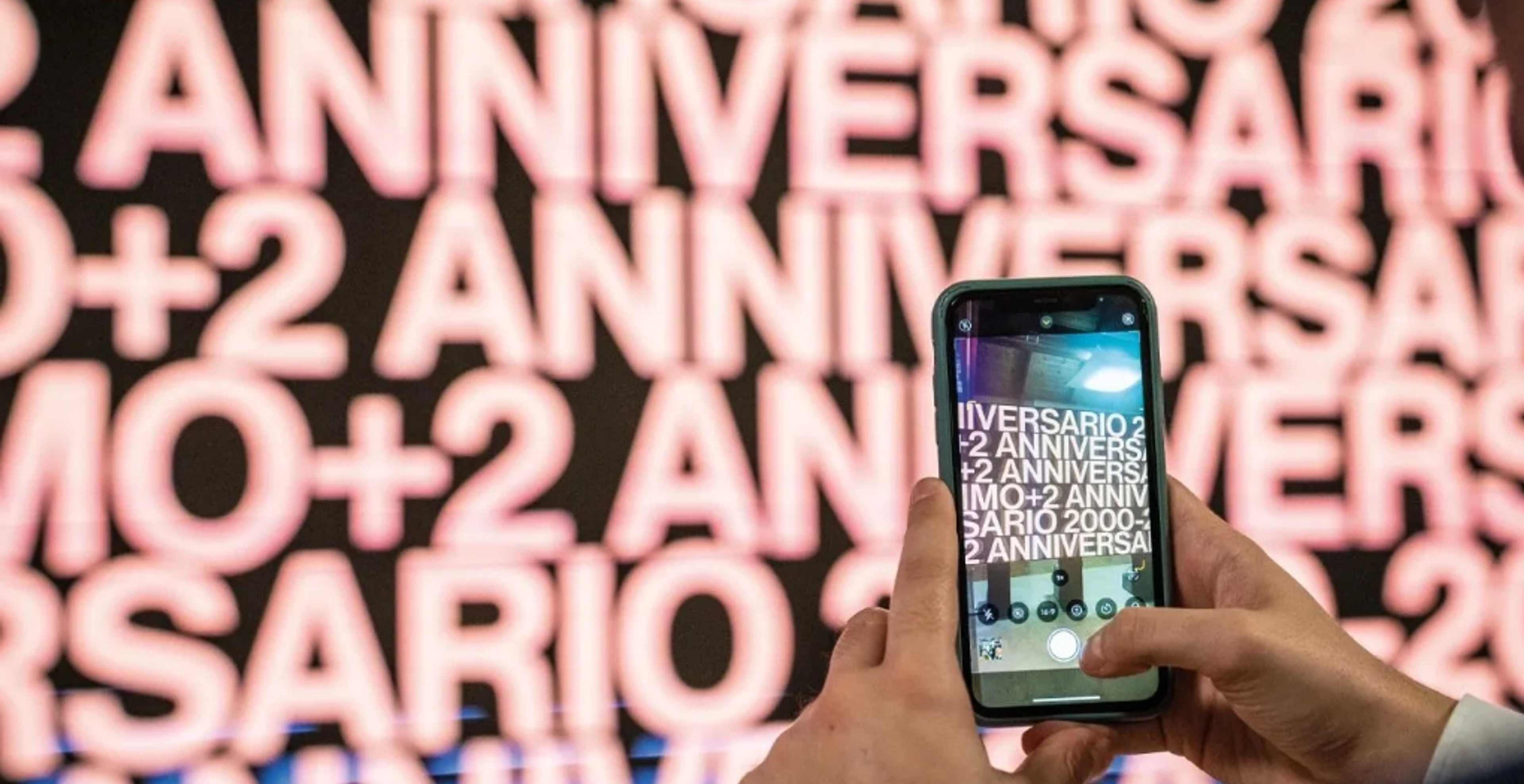 una persona con in mano un telefono che sta scattando una foto