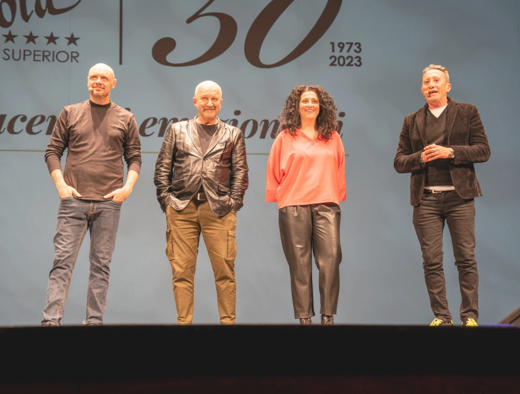 un gruppo di quattro persone su un palco