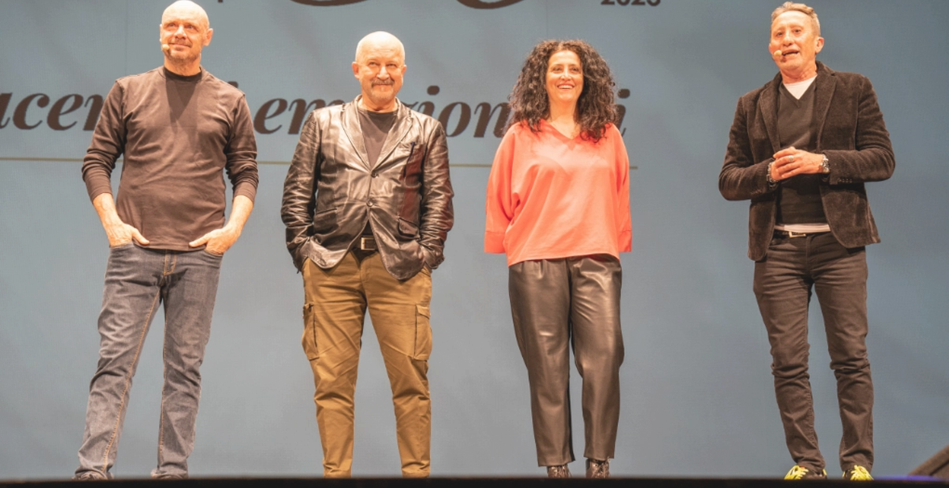 un gruppo di quattro persone su un palco