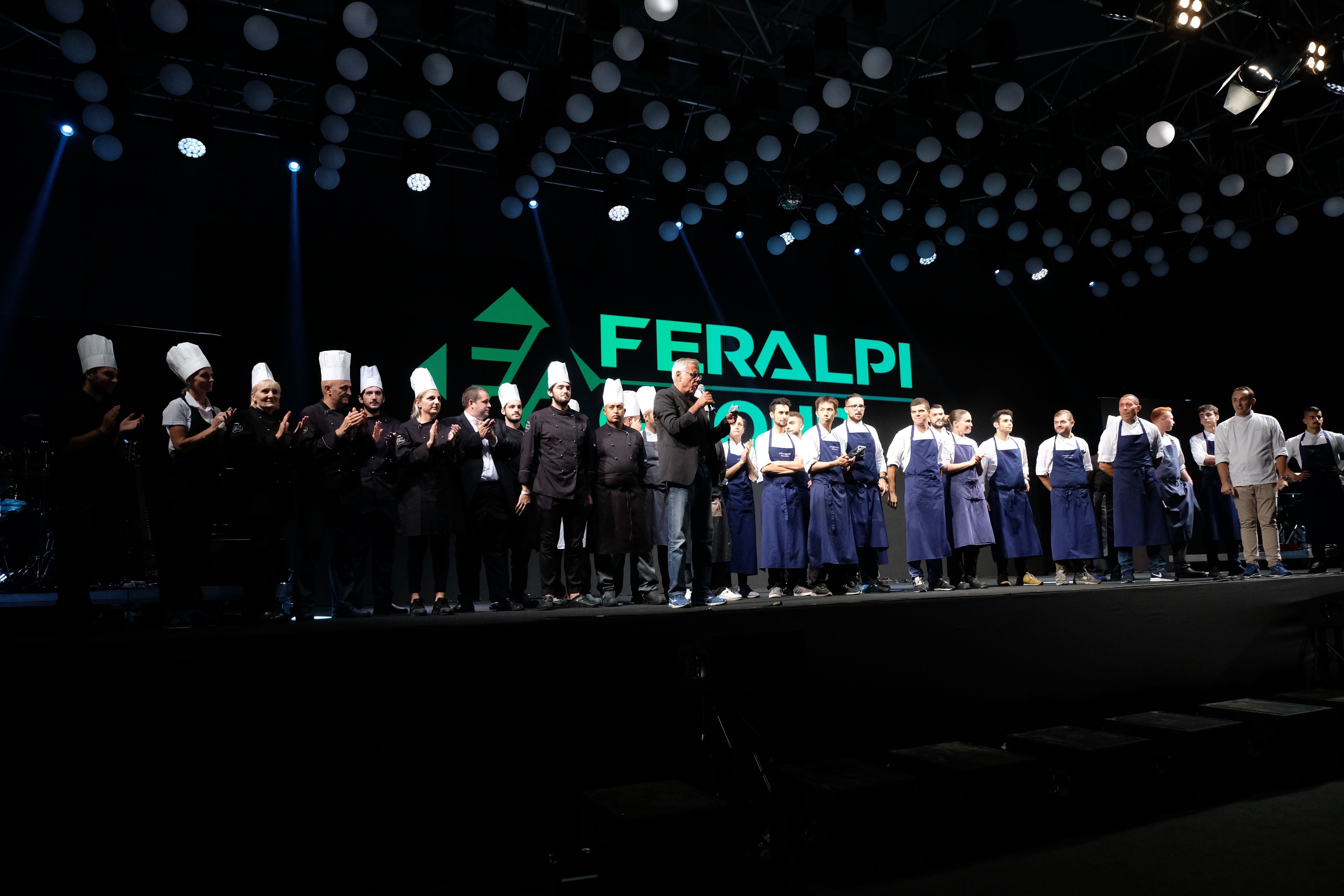 alcune persone sedute davanti un palco