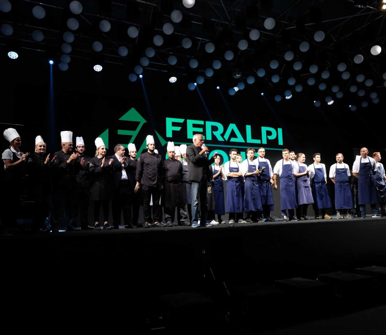 alcune persone sedute davanti un palco