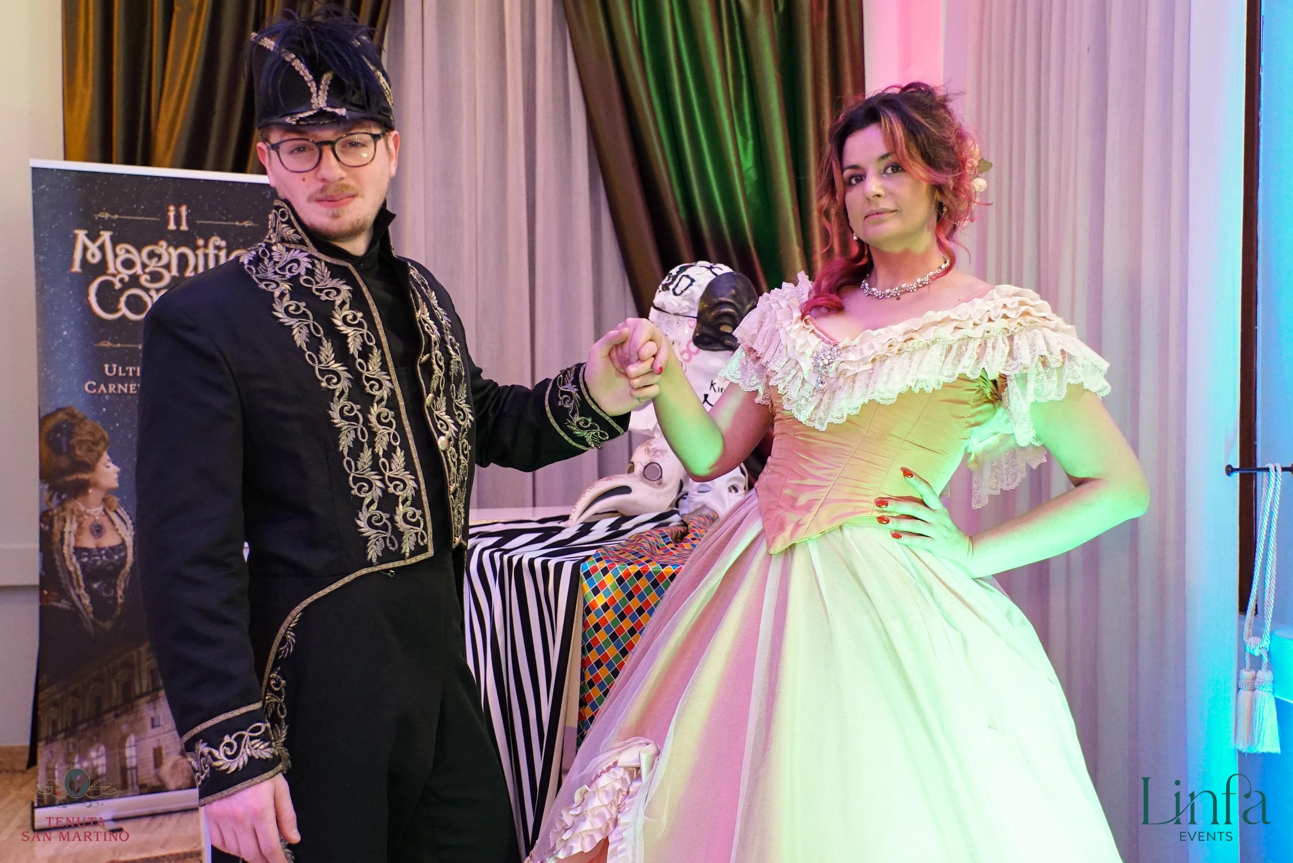 coppia vestita da carnevale