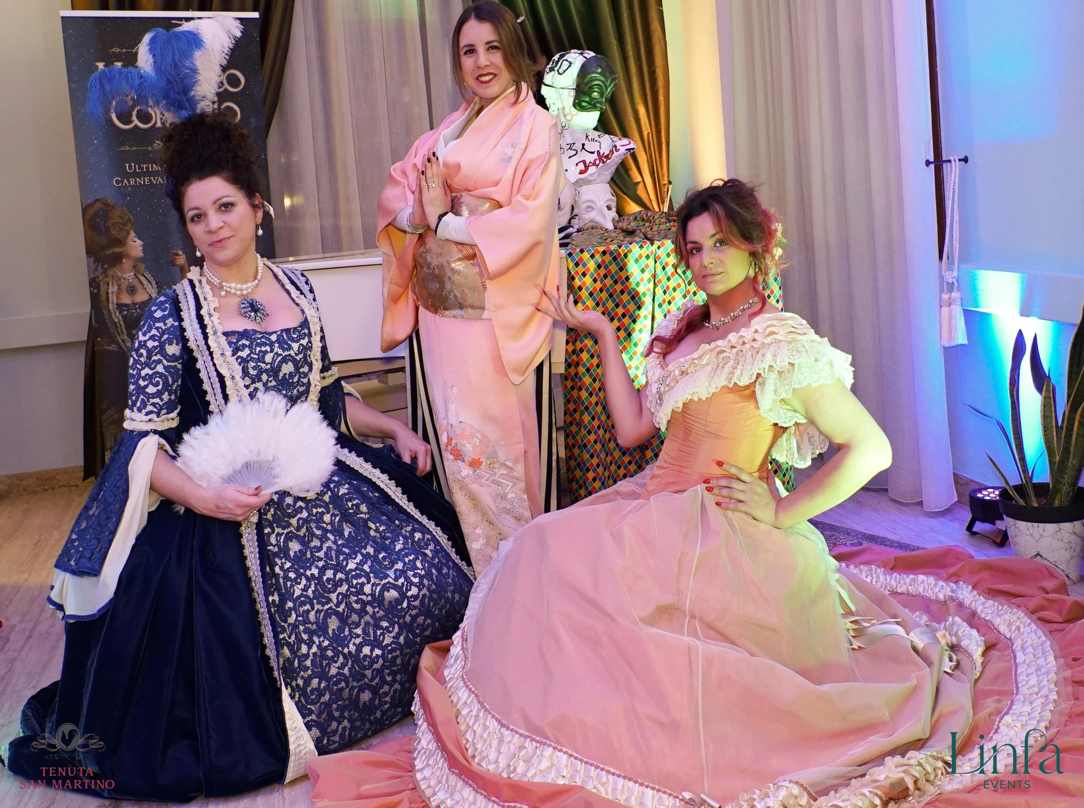 tre donne vestite in maschera