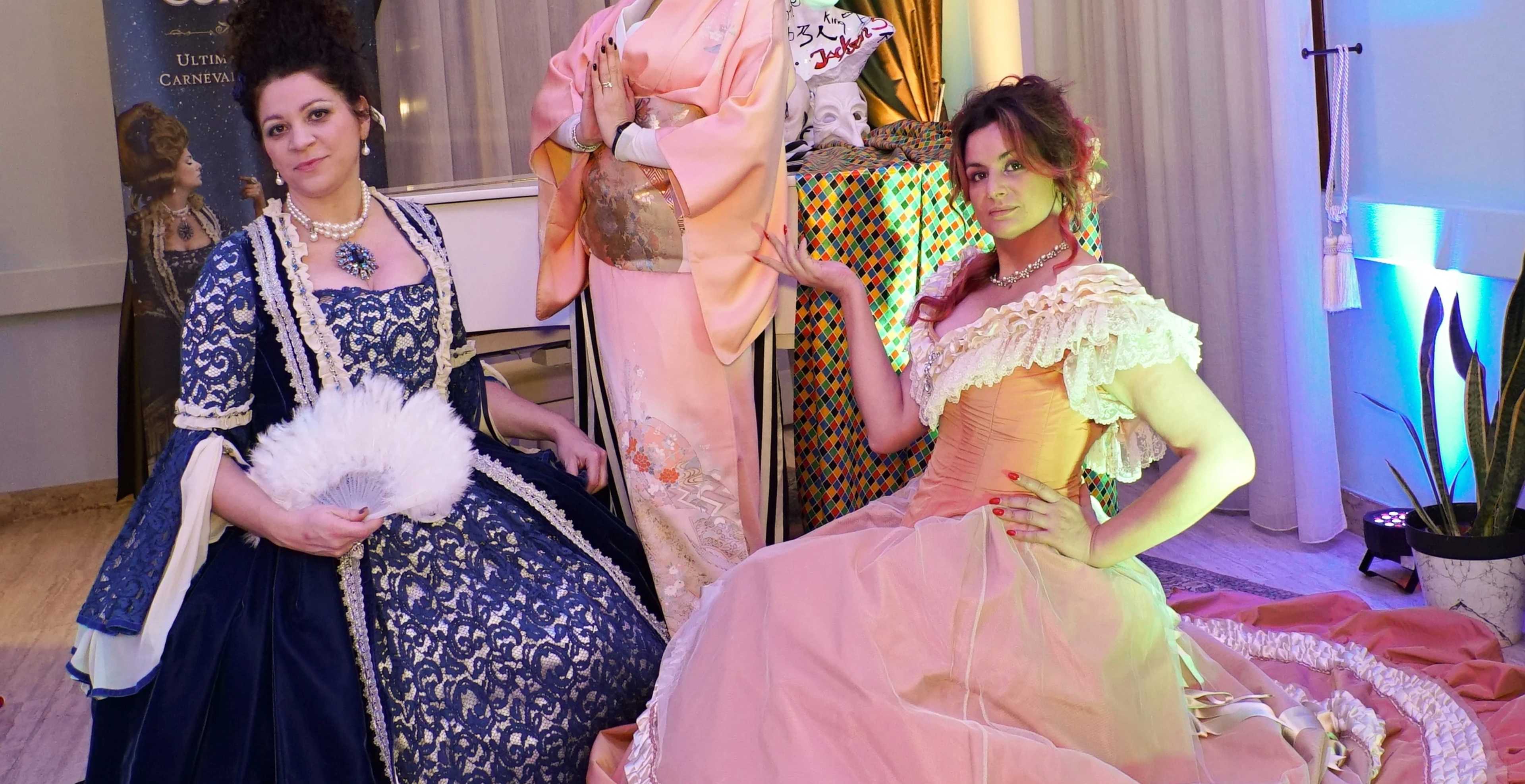 tre donne vestite in maschera