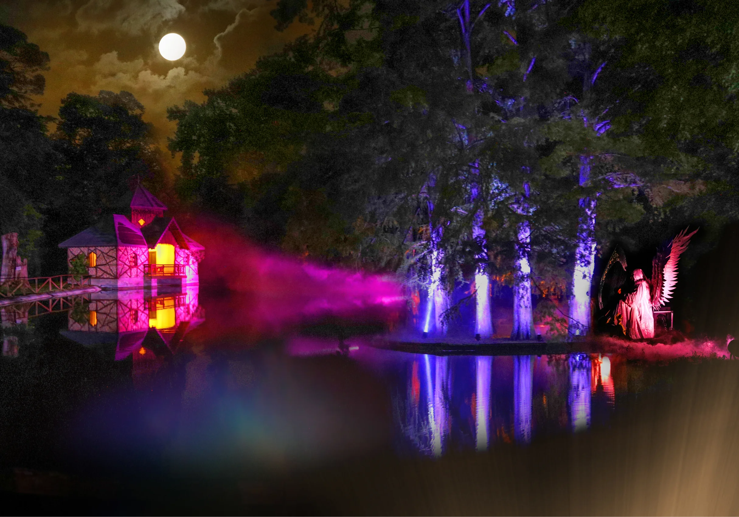 una casa con le luci accese accanto ad un lago