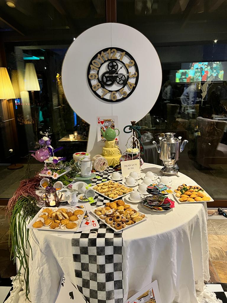 un tavolo con alcuni piatti sopra