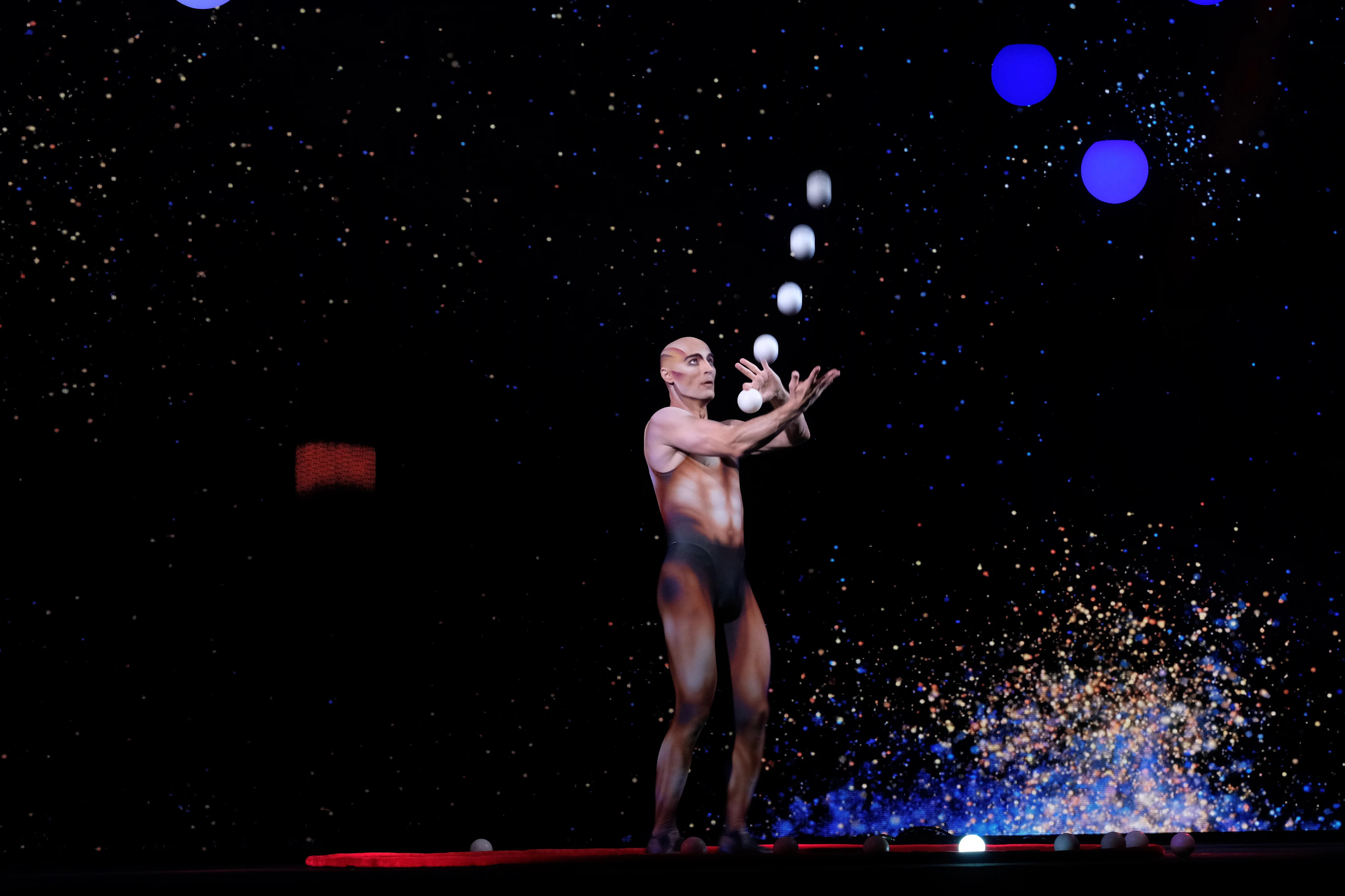 giocoliere con sfondo nero