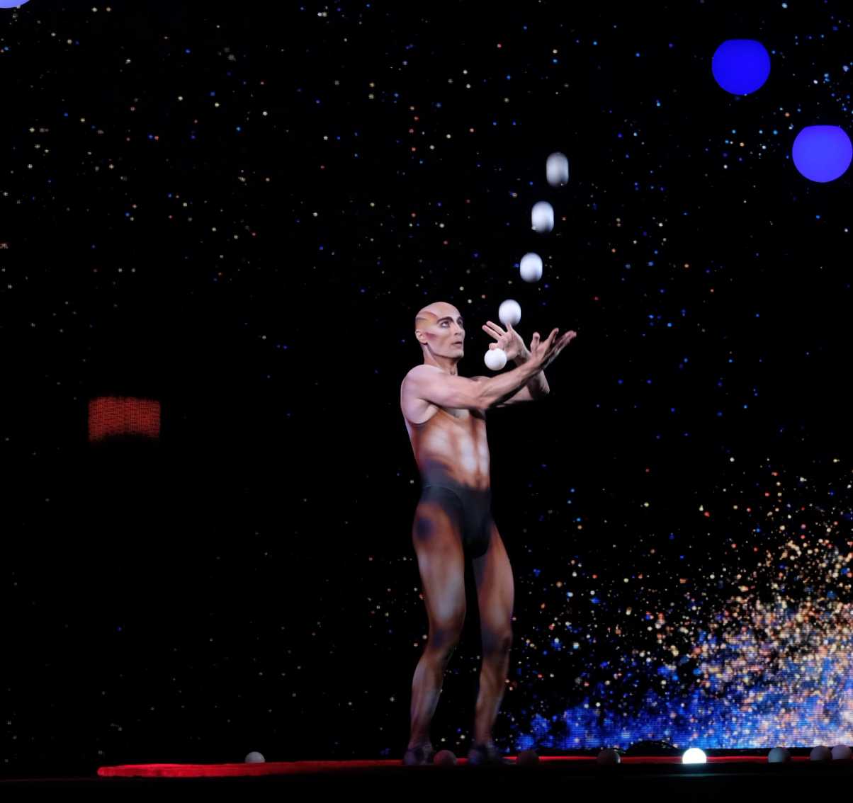 giocoliere con sfondo nero