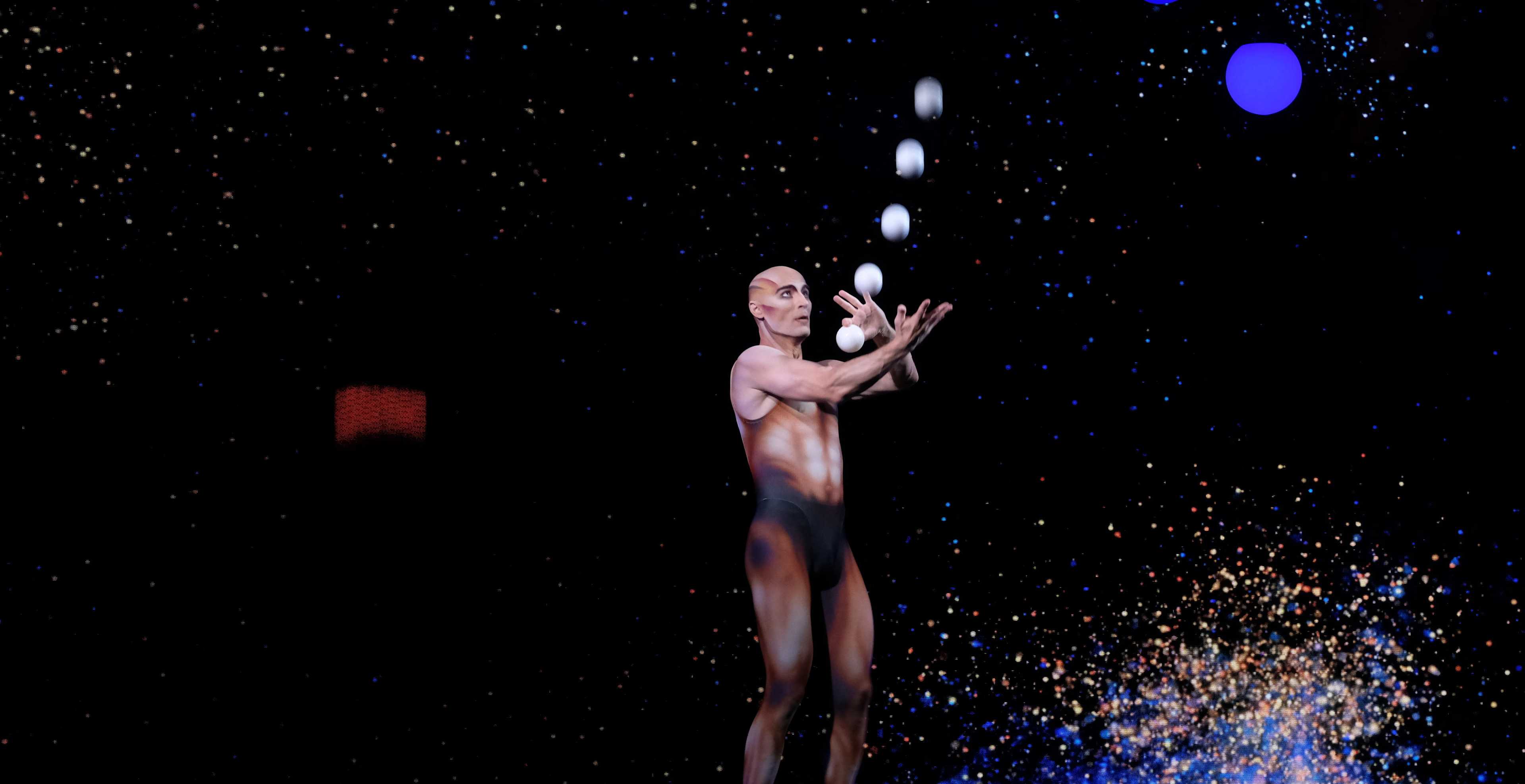 giocoliere con sfondo nero