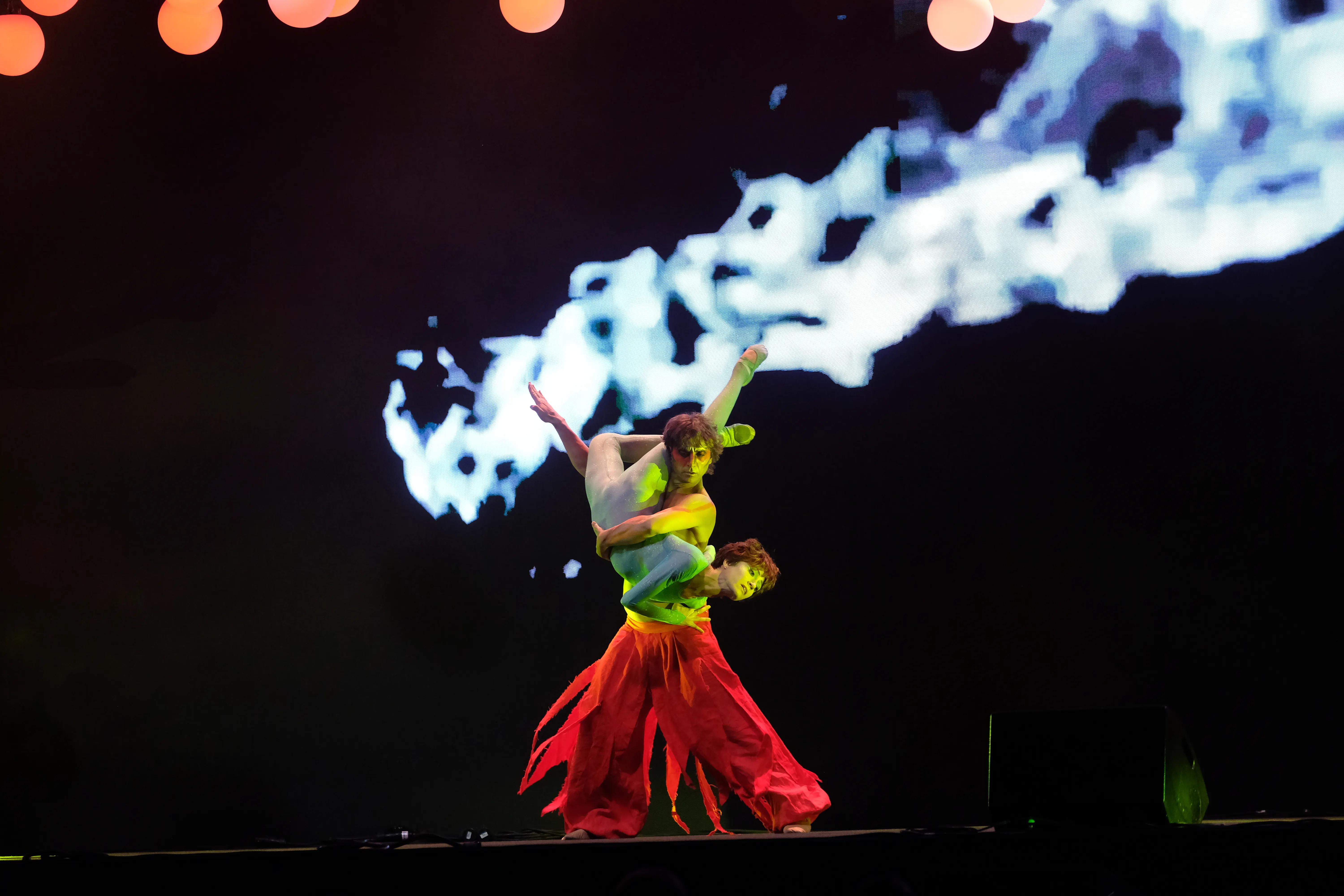 due ballerini che eseguono una presa volante