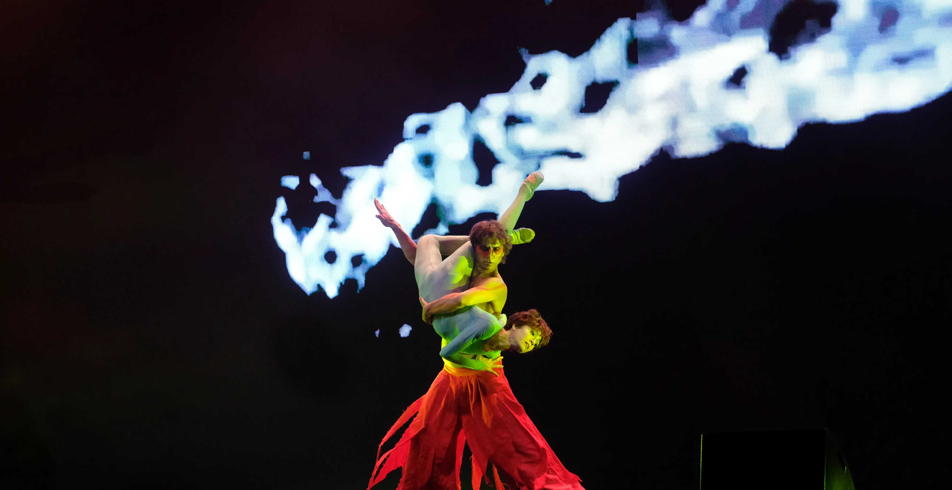 due ballerini che eseguono una presa volante