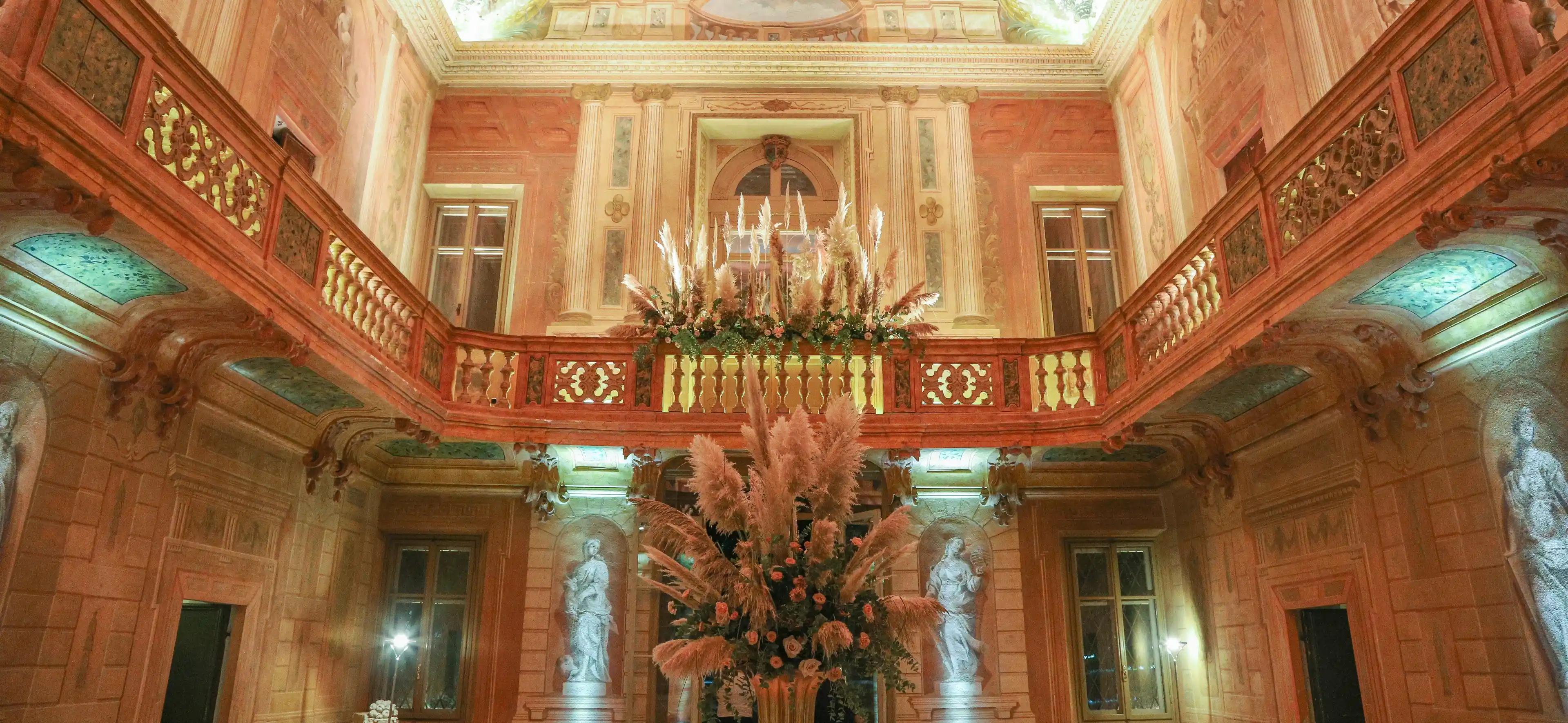 un grande vaso con fiori davanti ad un balcone