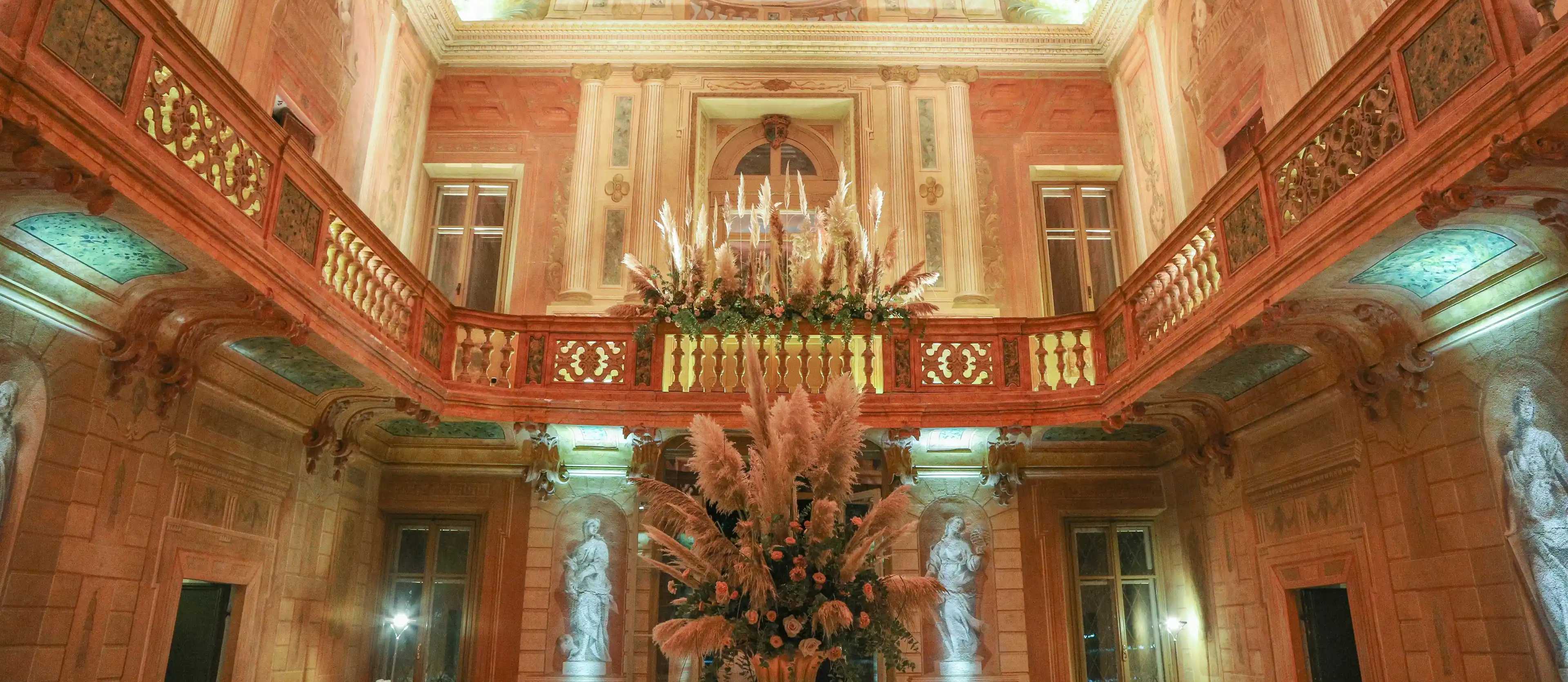 un grande vaso con fiori davanti ad un balcone