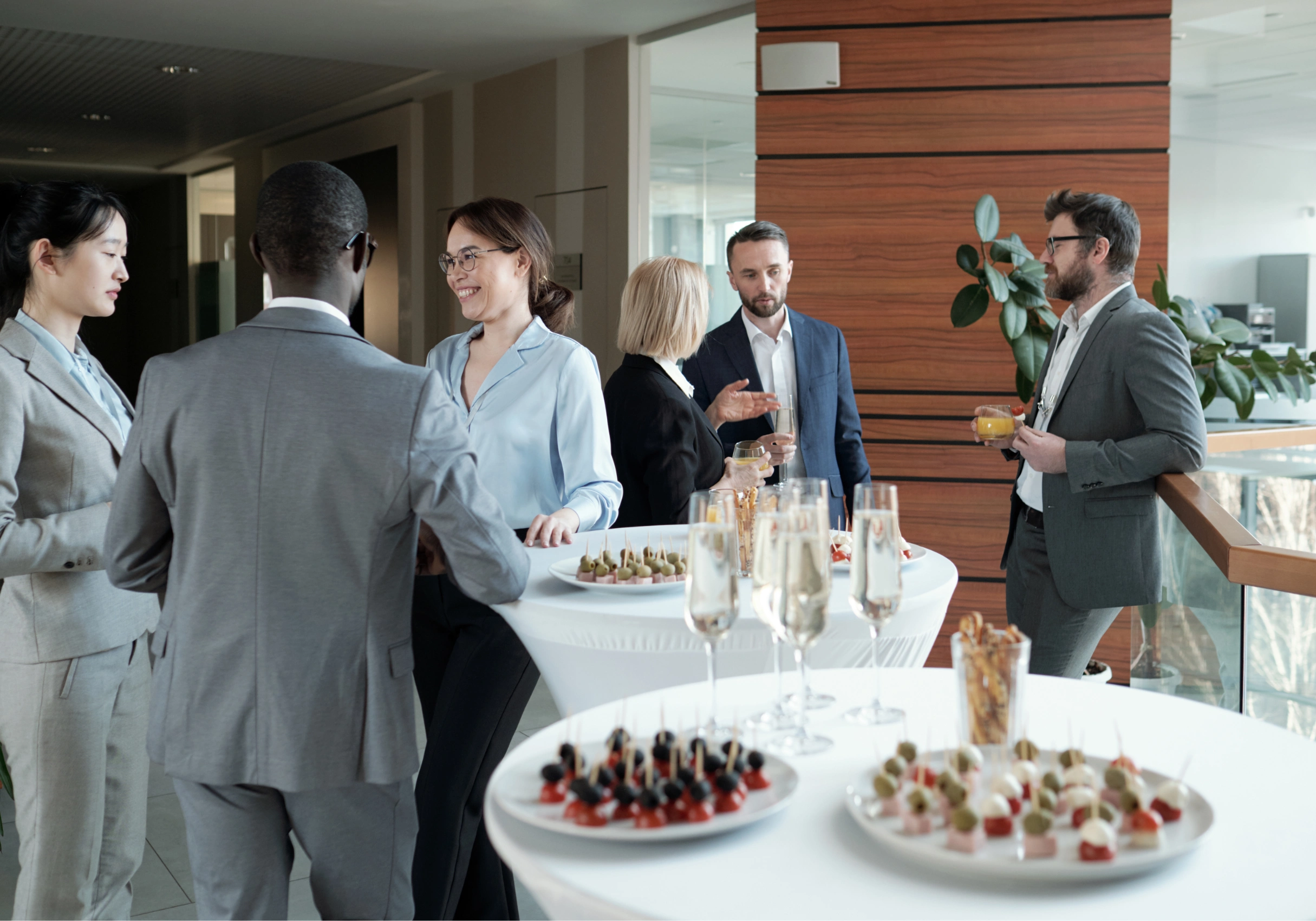 alcune persone vicino ad un tavolo con del cibo sopra
