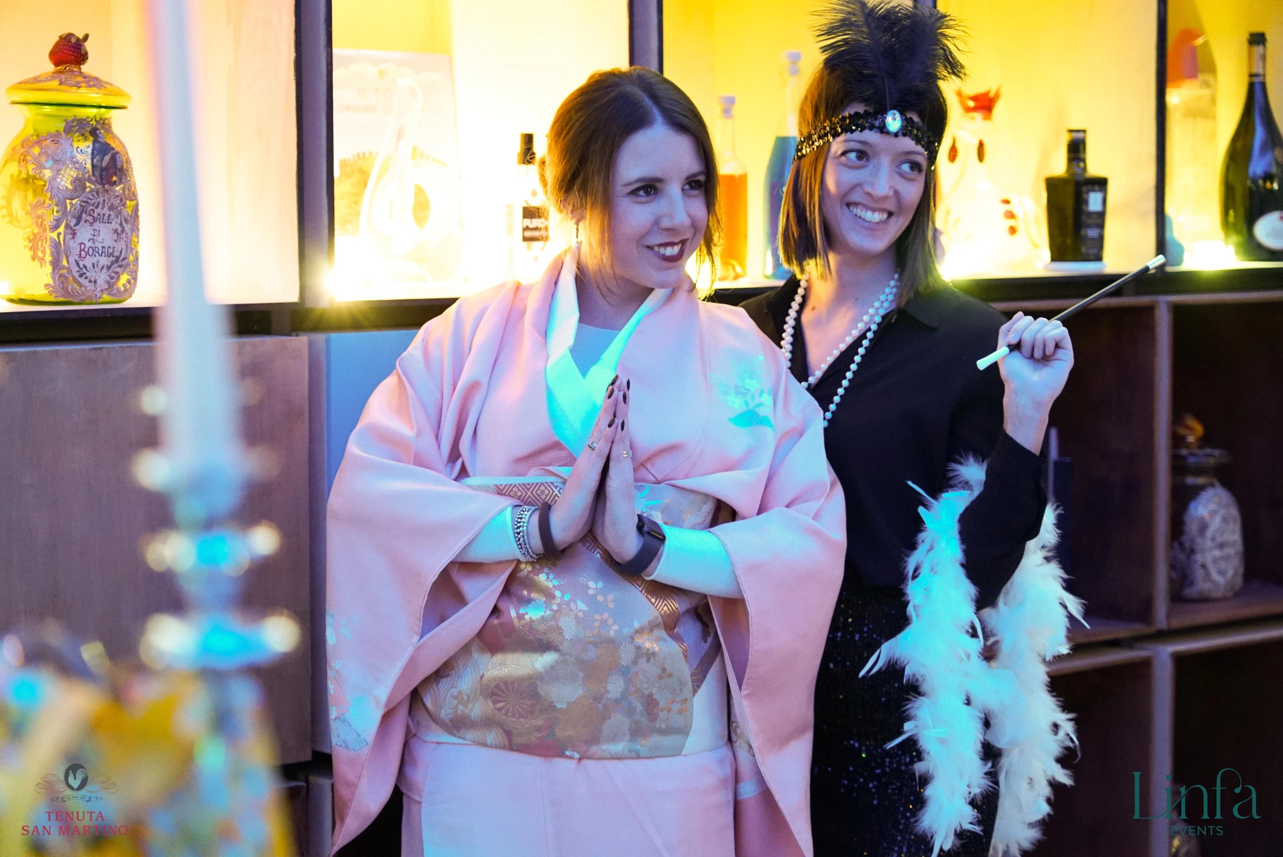 ragazze vestite in maschera