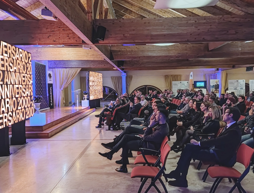 un gruppo di persone sedute davanti un palco