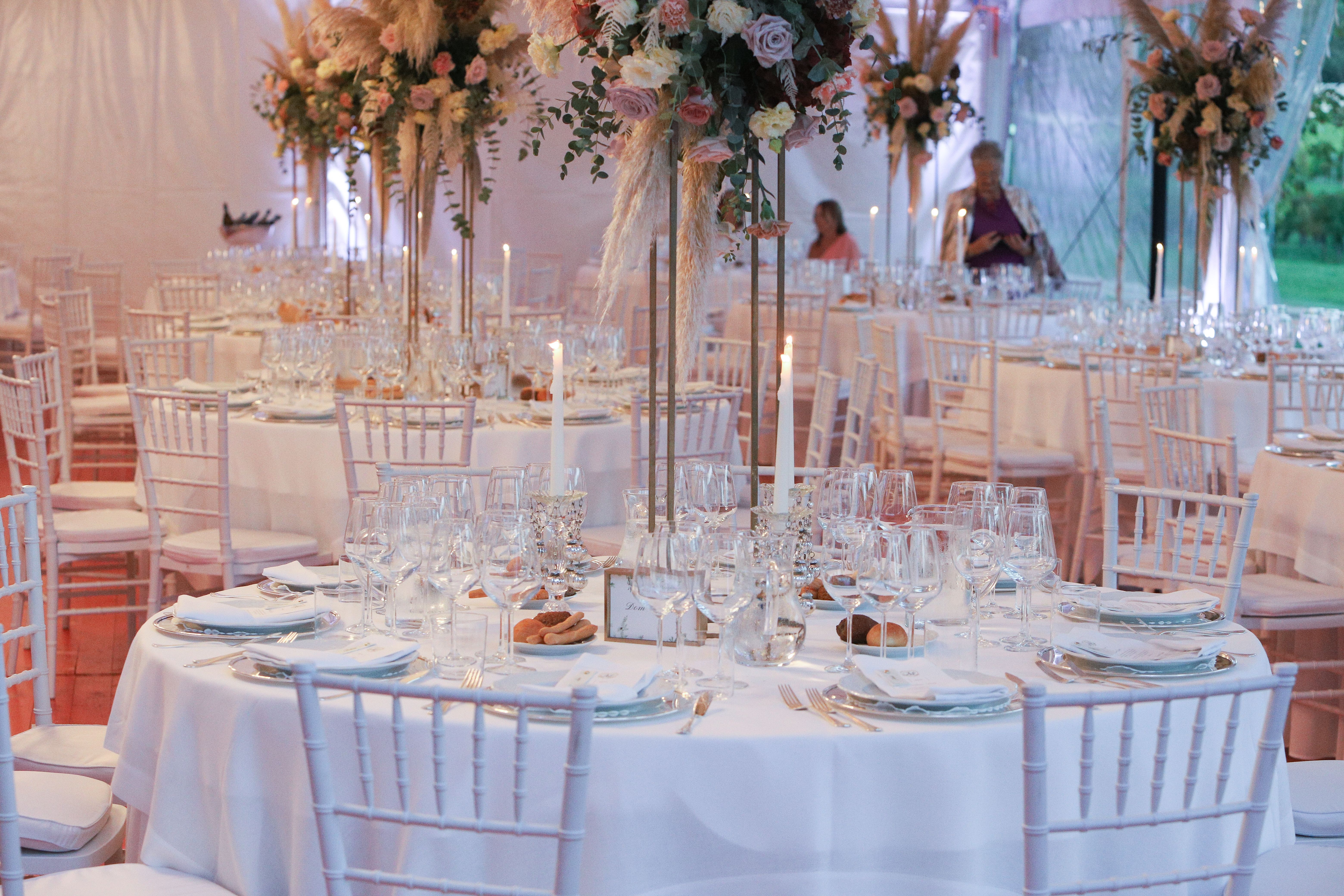 tavoli e sedie bianchi