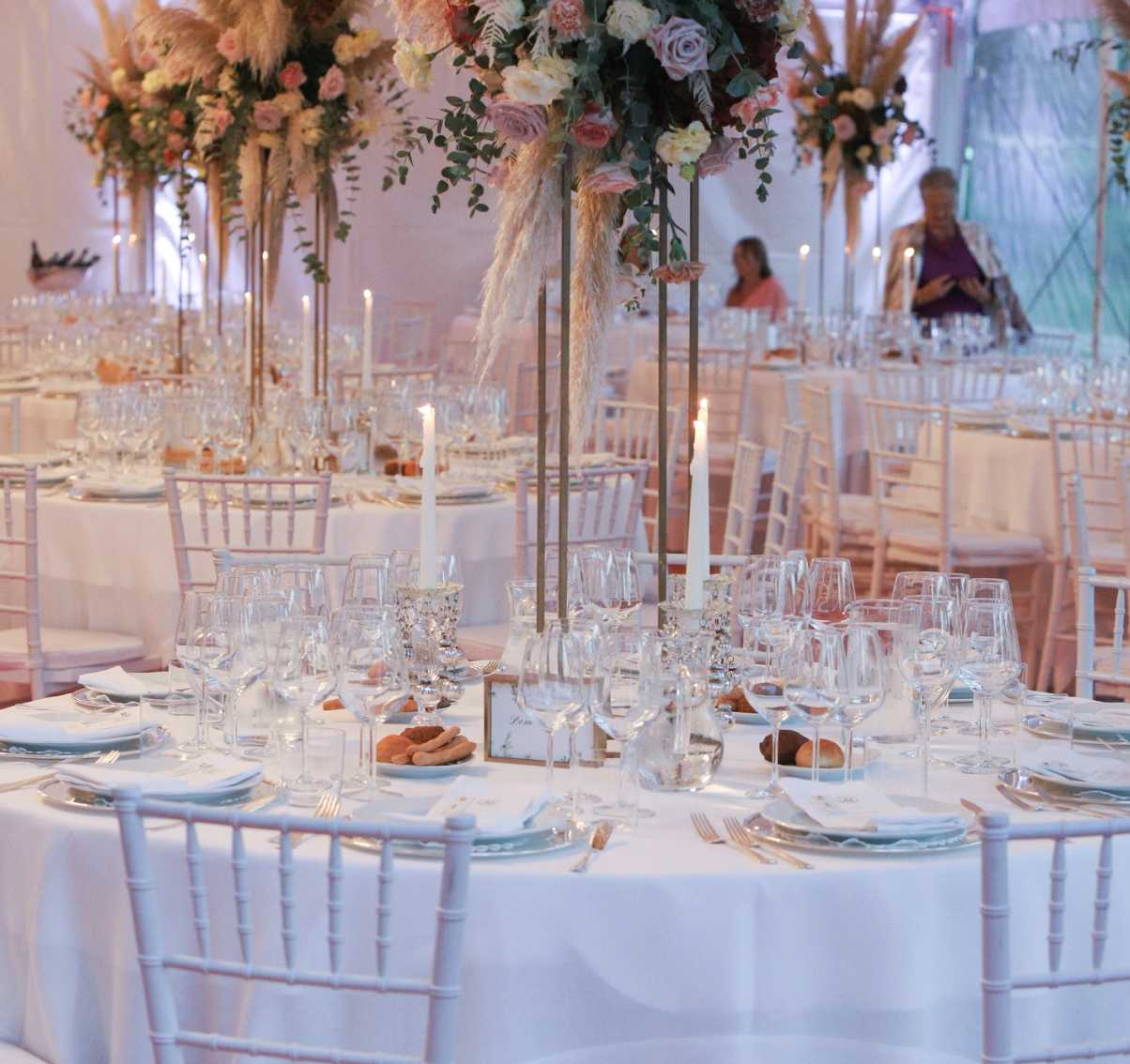 tavoli e sedie bianchi