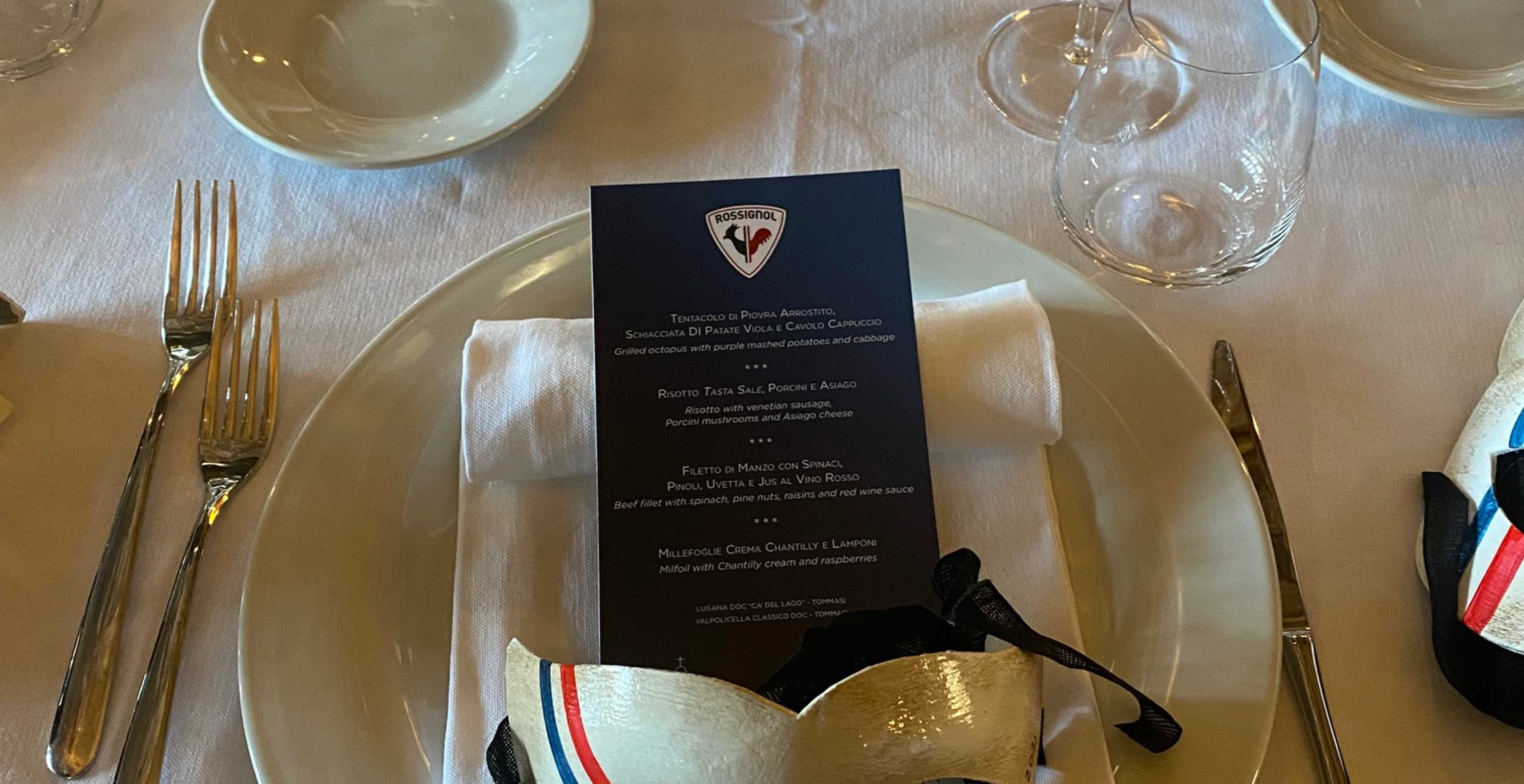 tavola apparecchiata con maschere veneziane e menù con logo rossignol
