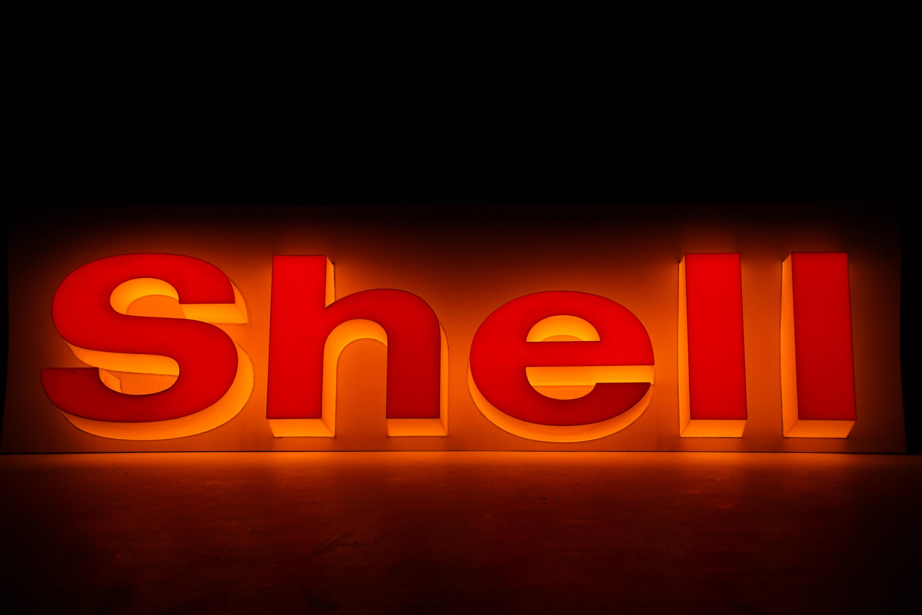 Shell Sign - Illuminated close-up