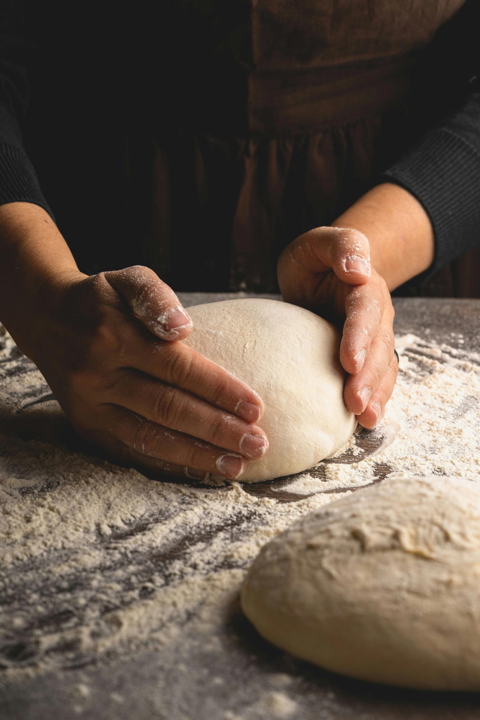 Krupni plan hrskavog sourdough hleba sa šupljikavom sredinom.