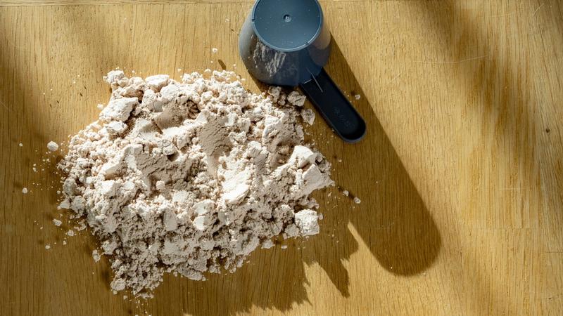 Hrskava vekna sourdough hleba pored svežih namirnica, simbol zdrave ishrane.