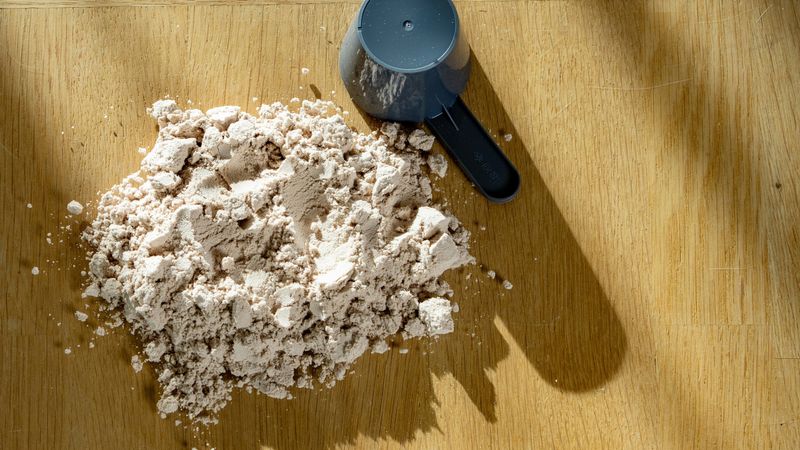 Hrskava vekna sourdough hleba pored svežih namirnica, simbol zdrave ishrane.