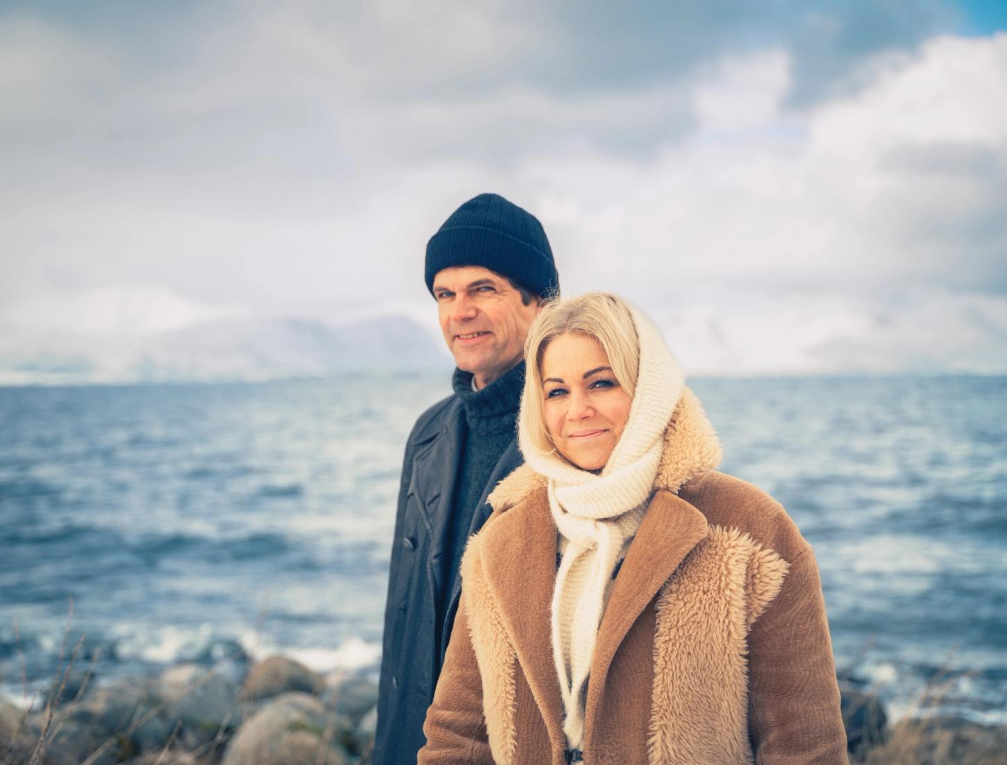 Lars Bremnes og Maria Haukaas Mittet ved havet