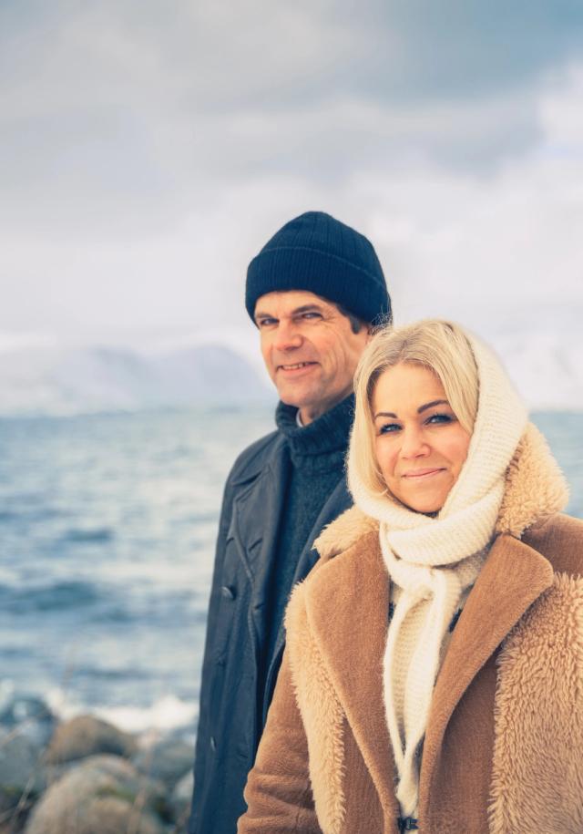 Lars Bremnes og Maria Haukaas Mittet ved havet