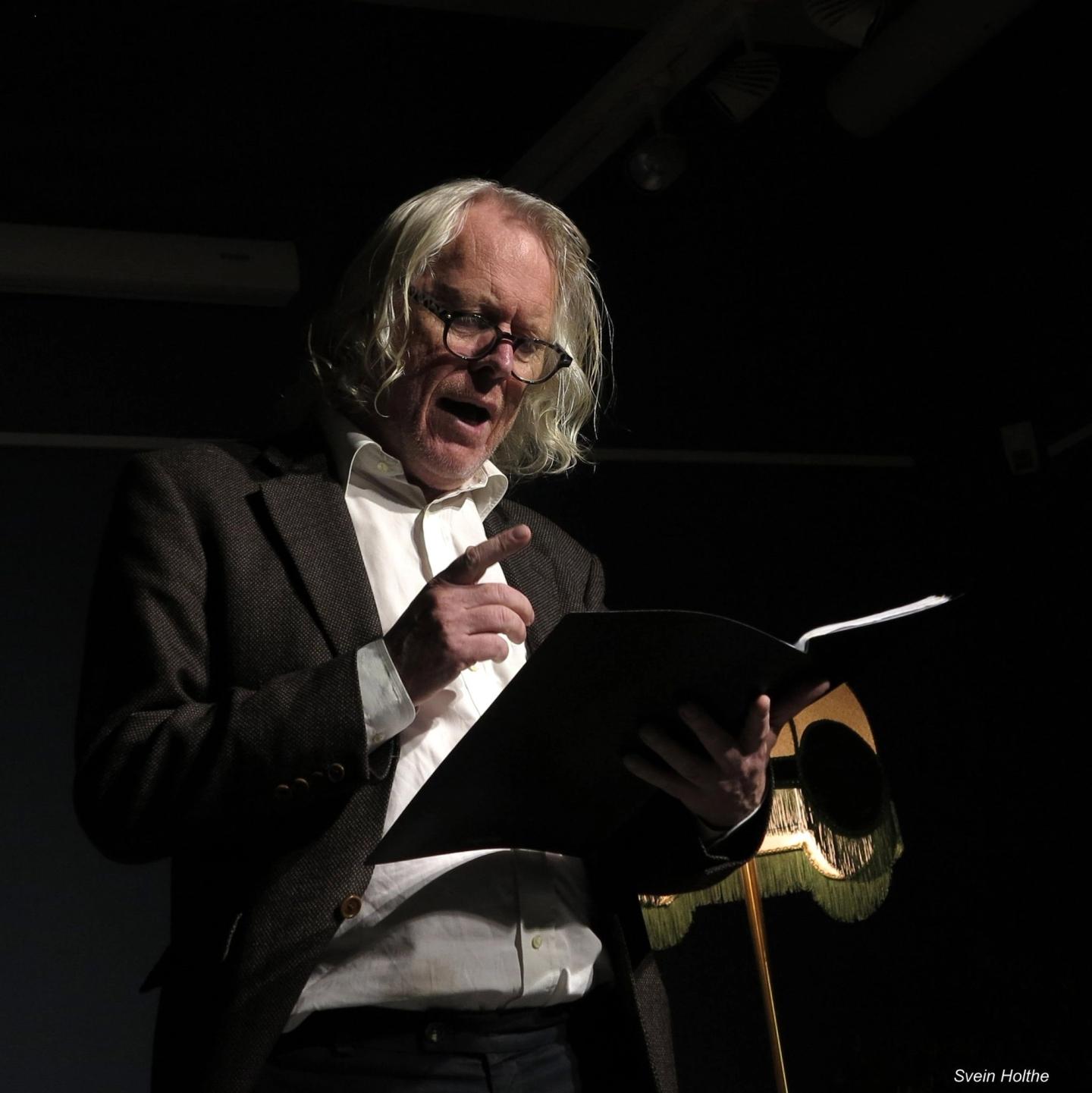 Torstein Andersen leser kåseri. Foto Svein Holthe