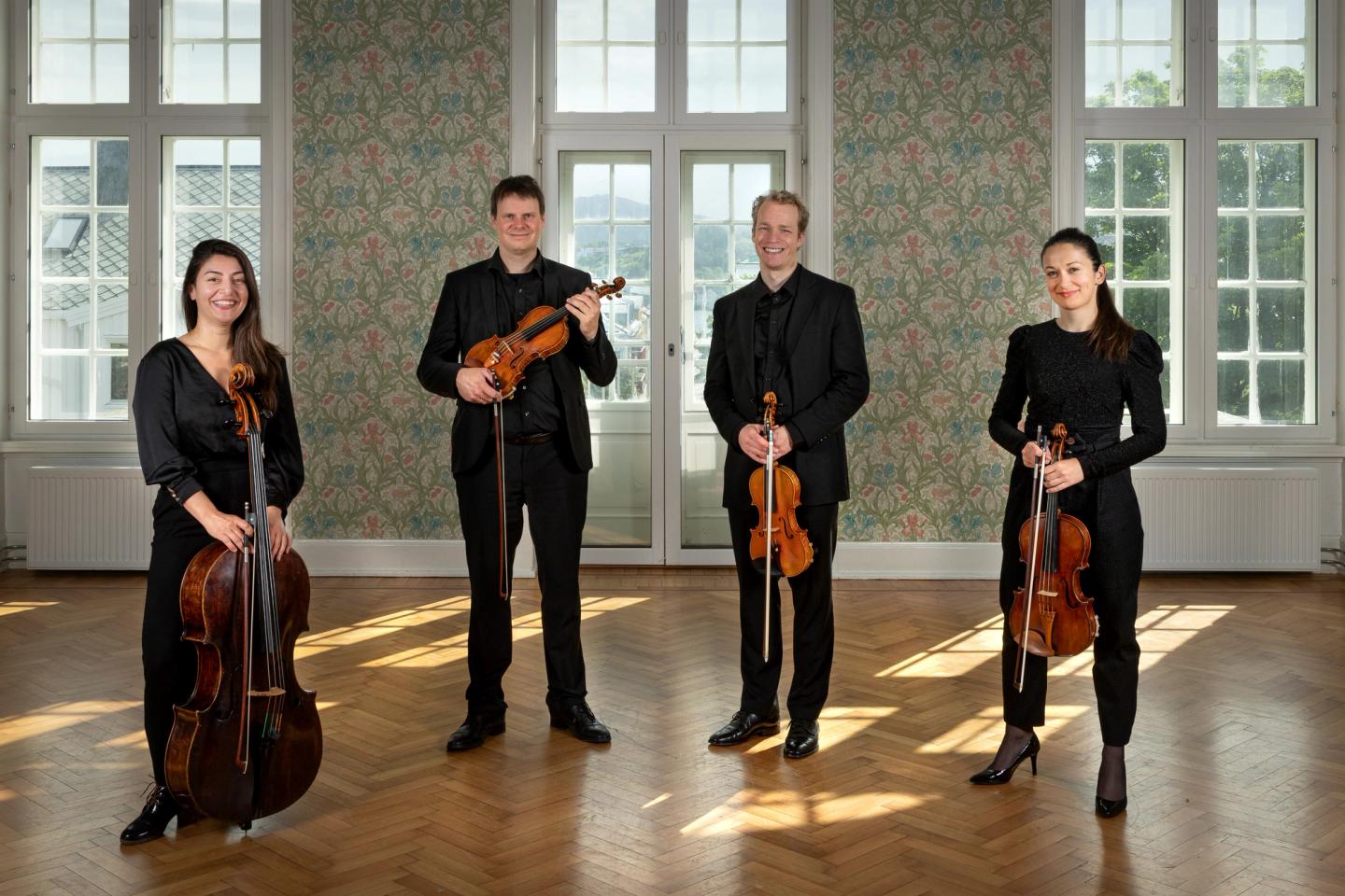 Operaen i Kristiansund's strykerkvartet. Fiolin 1: Trond Harald Saltnes - Fiolin 2: Odd Sonntag - Bratsj: Anna Ostachowska - Cello: Zhala Aliyeva